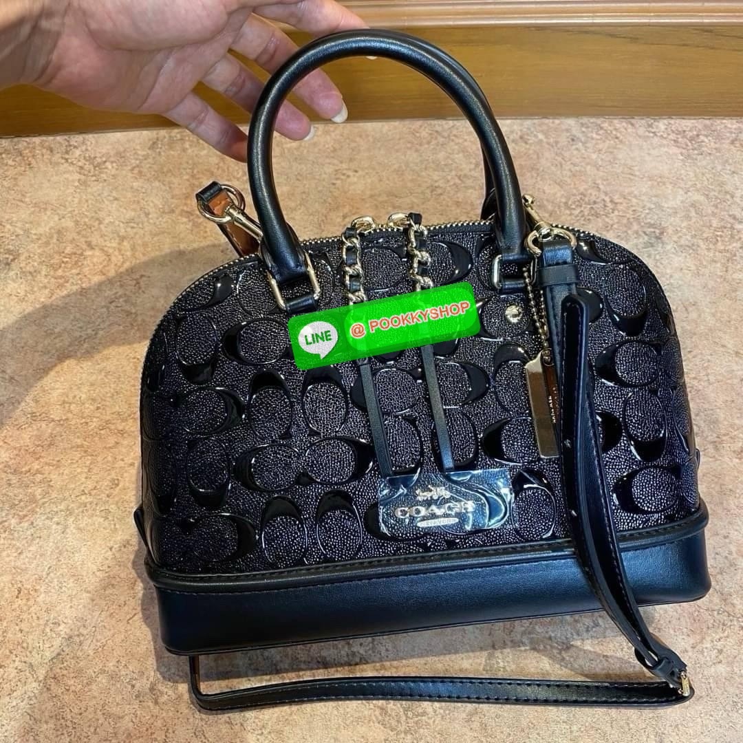 Coach MINI SIERRA SATCHEL IN SIGNATURE DEBOSSED PATENT LEATHER (COACH F55450) หนังกรวดและหนังสิทธิบัตร ด้านในมีซิปและกระเป๋าเอนกประสงค์ ปิดด้วยซิป ซับในด้วยผ้า หูหิ้วพร้อมสายสะพายยาว 3 1/2" สายสะพายถอดได้ขนาด 21 1/2" สำหรับสะพายไหล่หรือสะพายครอส