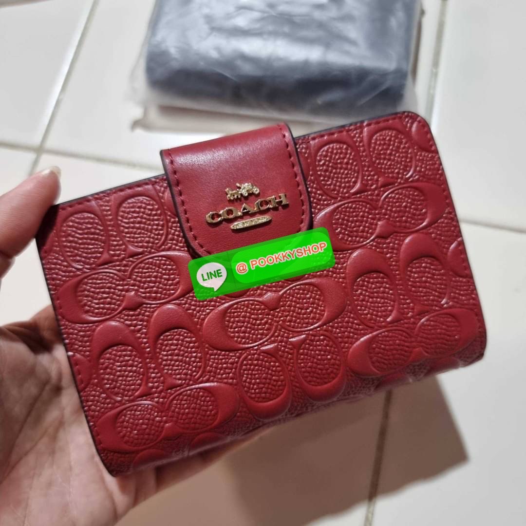 COACH C5896 MEDIUM CORNER ZIP WALLET IN SIGNATURE LEATHER คอลเลคชั่นใหม่งานหรู งานดูแพง จัดให้เลย!! กระเป๋าสตางค์ใบกลาง ดีไซน์ใหม่ สุดหรู แค่เห็นก็ต้องเลิฟ ถือใช้ขับผิวทุกสี วัสดุหนังแท้ปั๊มลายนูนสวยคม ภายในมีช่องใส่บัตร ใส่ธนบัตรได้ครบ และมีช่องซิปแยก ใบ