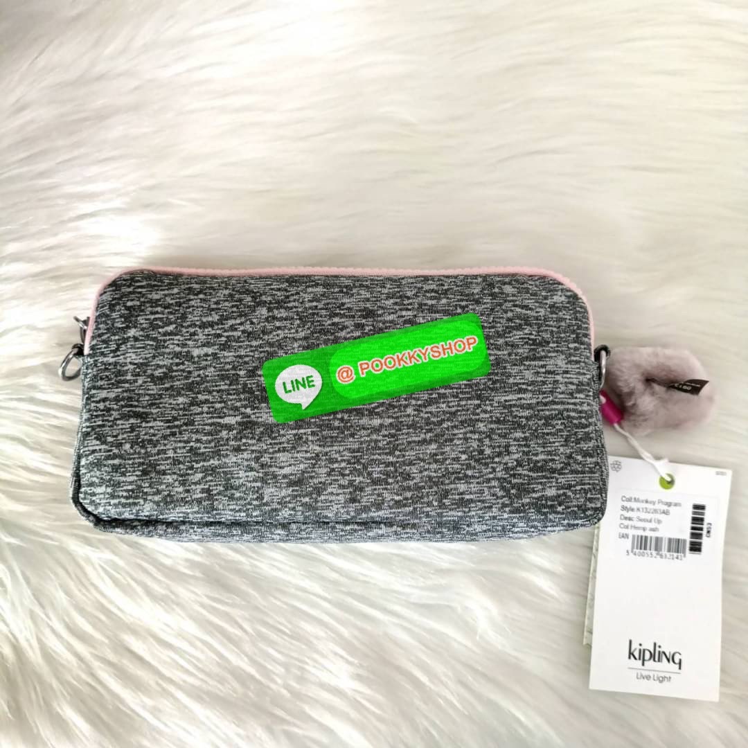 KIPLING 3 Monkey program Seoul up clutch & sling bag กระเป๋าคล้องมือ หรือ สะพายข้าง ขนาดเล็ก วัสดุ Nylon & Polyester 100% ใช้งานได้ 2 รูปแบบ มีสายสลับเปลี่ยนได้ทั้งแบบคล้องมือหรือสะพายข้าง เปิด-ปิดด้วยซิป ช่องหลักโล่ง มีช่องใส่บัตรด้านข้าง 6 ช่อง และช่องด