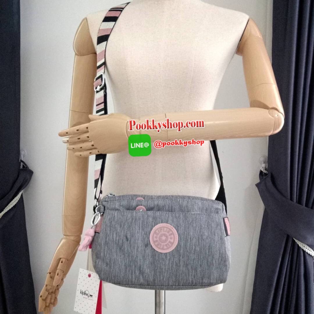 KIPLING Mini Crossbodybag กระเป๋าสะพายข้างขนาดกะทัดรัด ผลิตจากวัสดุ Nylon+ Polyester100% มีช่องใช้งานแยกย่อยมากถึง 4 ช่อง -ด้านหน้ามีช่องซิป 2 ช่อง -ช่องหลักโล่ง กว้าง จุของใช้ได้เยอะ -ด้านหลังมีช่องซิปอีก 1 ช่อง มาพร้อมพวงกุญเเจลิง สายสะพายยาวสามารถปรับไ