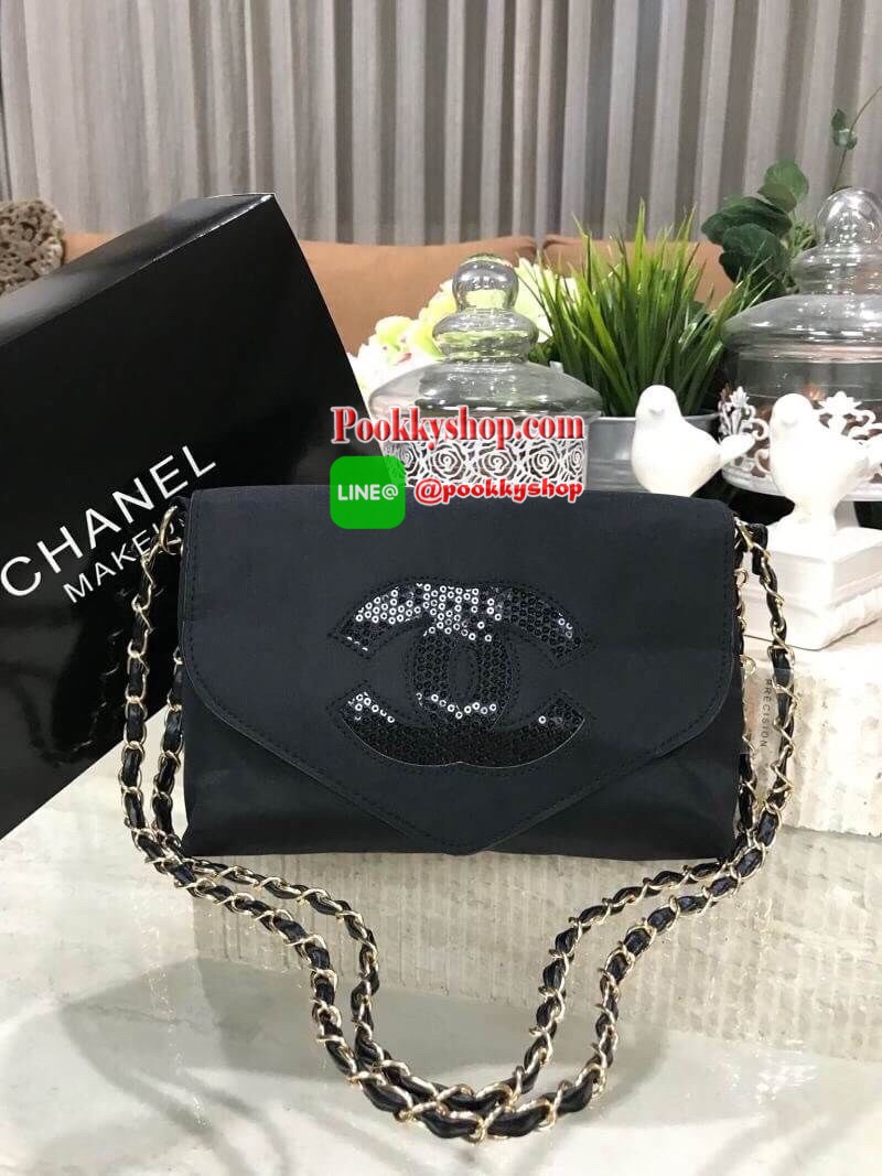 ห้ามพลาดรุ่นใหม่ล่าสุด! Chanel Envelope Cosmetic Bag With Chain VIP Gift With Purchase (GWP) พรีเมี่ยมเเท้จาก Chanel Cosmetic Counter ดีไซน์รูปซองจดหมายวัสดุ Nylon&Polyester 100% อยู่ทรงสวยด้านหน้าประดับโลโก้แบรนด์วิ้งๆสวยหรูดูดี เปิดปิดด้วยฝาปิดพร้อมซิปแ