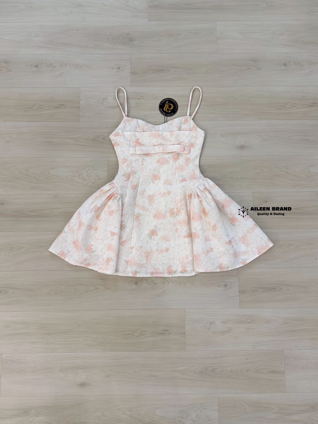 เดรสแฟชั่น มินิเดรสสายเดี่ยวสีขาวครีม ลายดอกไม้เล็กๆ