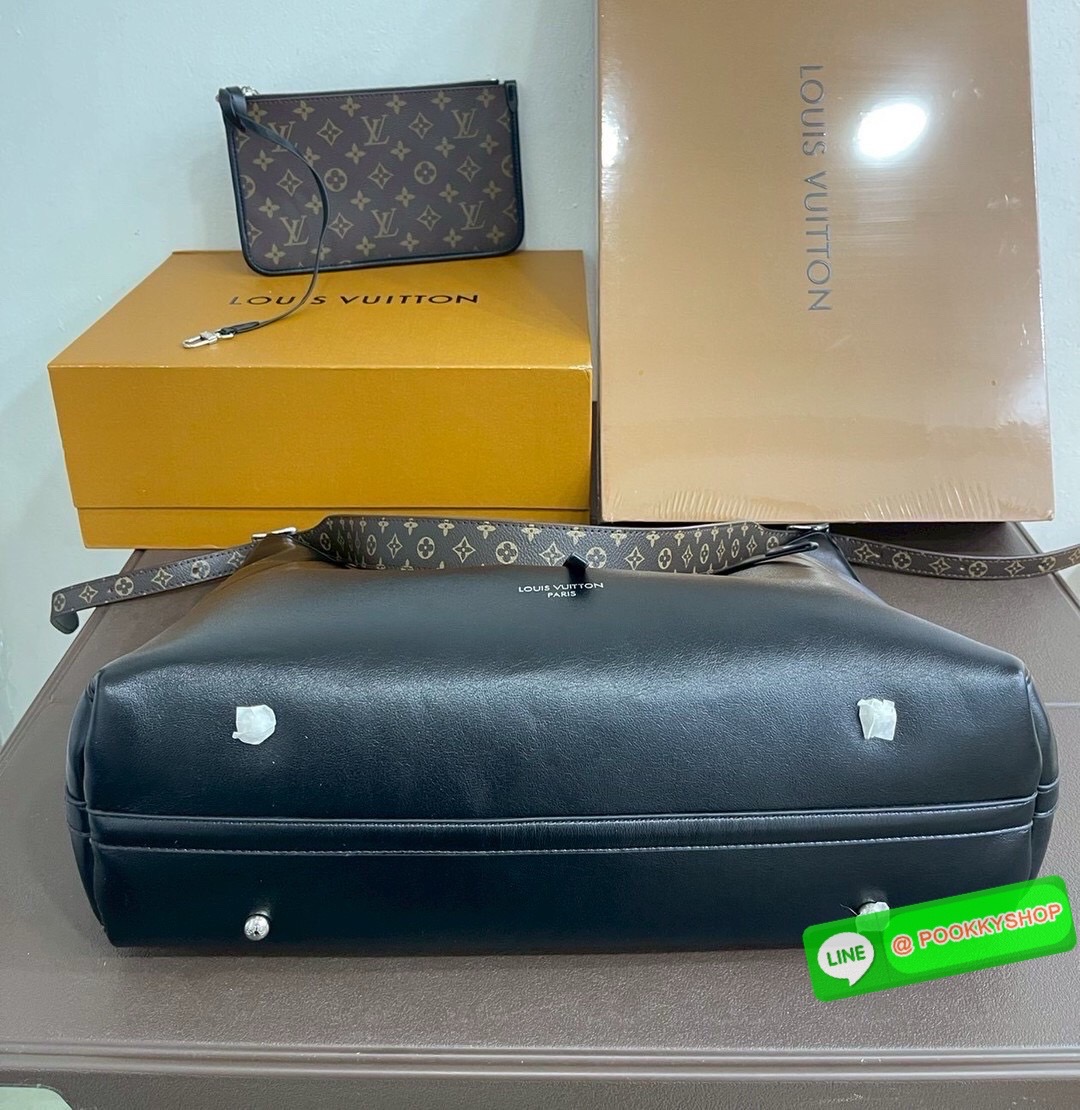 🕊️ พร้อมส่ง | LV CarryAll Vibe MM ใหม่ล่าสุด กระเป๋าสะพายทรงโท้ทใบใหญ่ สวยหรูดีไซน์เรียบง่ายคลาสสิค ดูผู้ดี มาพร้อมใบลูกลายโมโนแกรมสุดไอคอนิก รูปทรงสวยตลอดกาล ใช้ได้กับทุกลุค ทุกโอกาส ภายในโล่งกว้างมาก ใส่ของสำคัญได้ครบแน่นอนจ้า