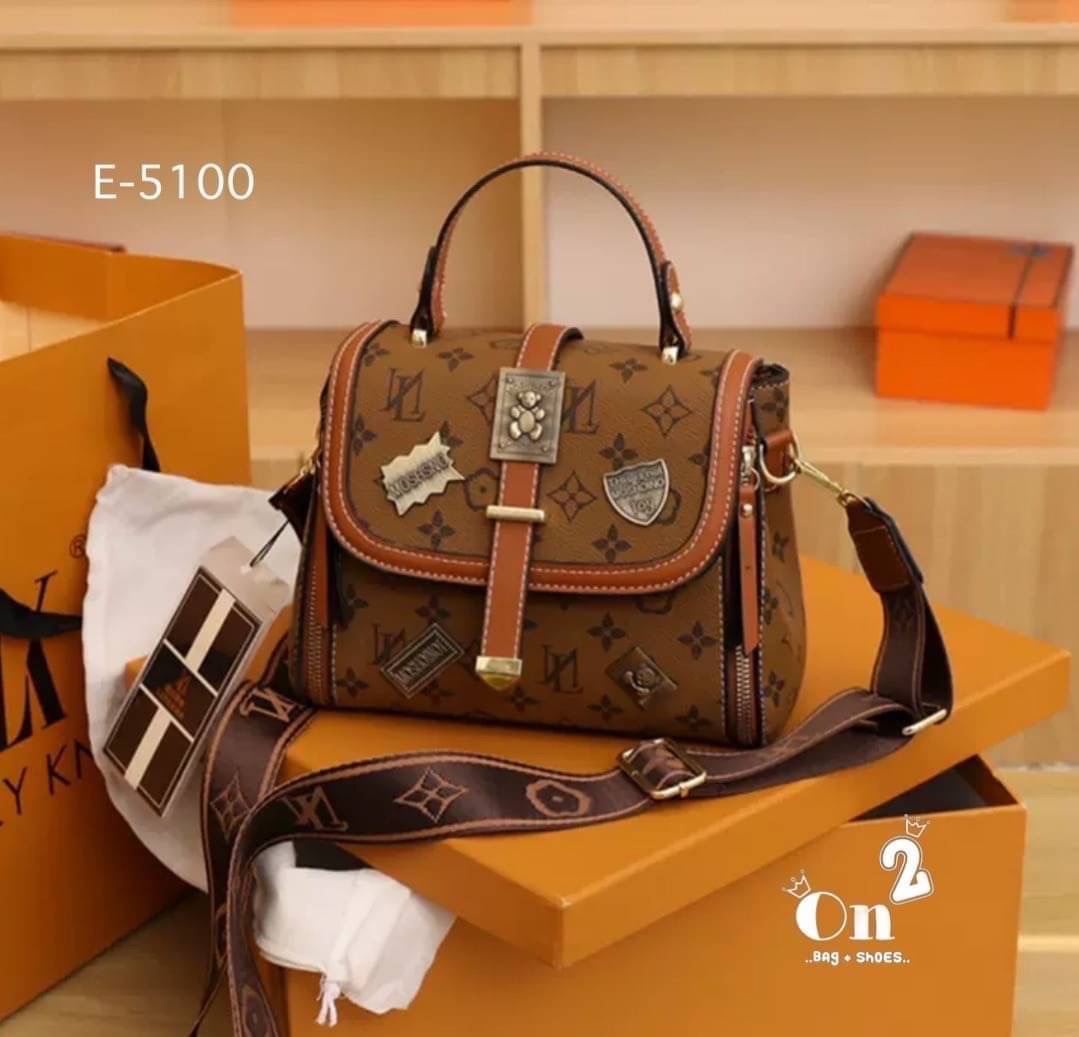 กระเป๋าสะพายข้างทรงแมสเซนเจอร์ เปิดหน้าอะไหล่ทอง มาพร้อมกระเป๋าใส่สายสะพายยาวถอดออกถือได้ พร้อมส่ง ค่ะ