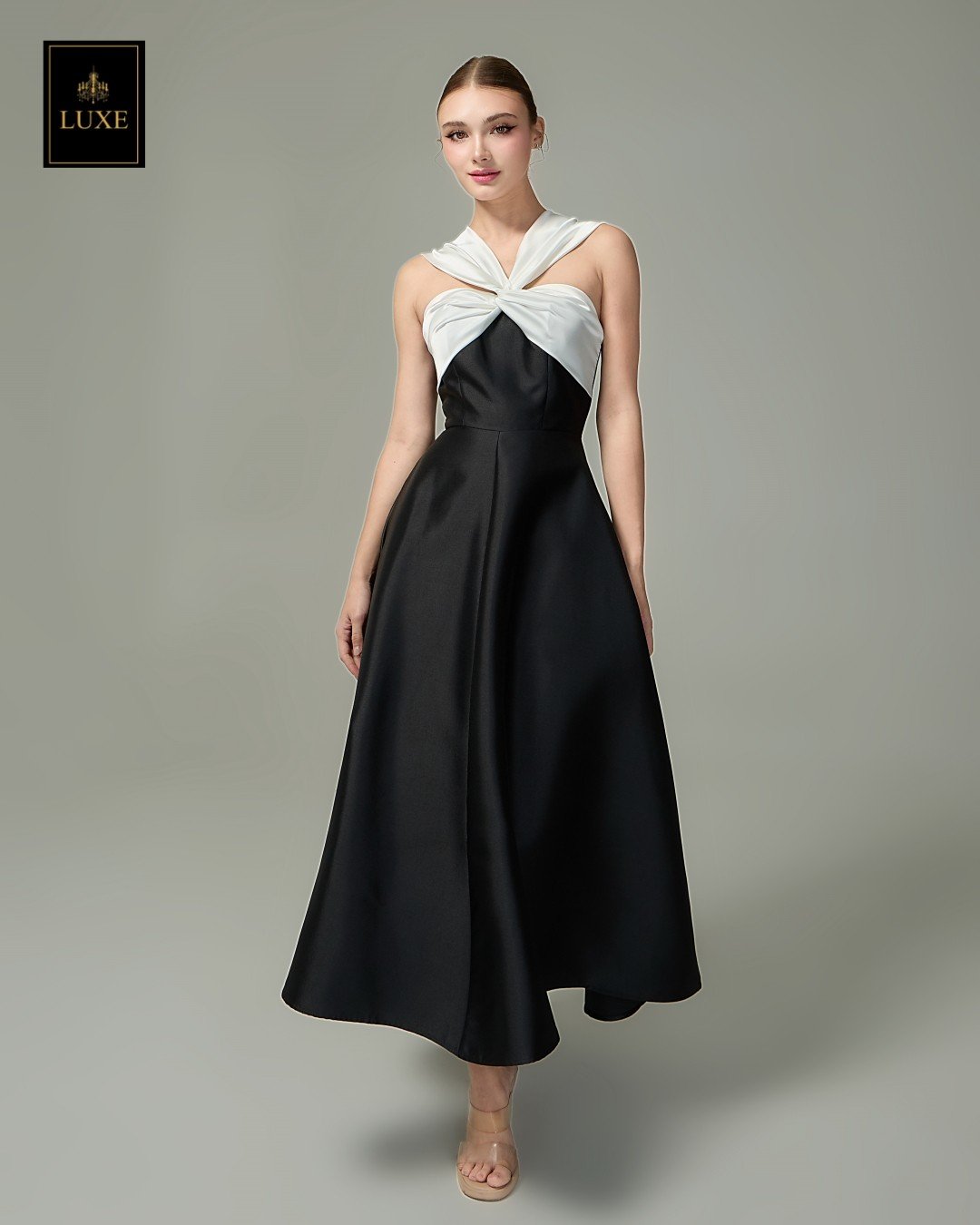 เดรสแฟชั่น เดรสเสื้อคล้องคอแขนกุด ทรงเข้ารูป กระโปรงบาน มีกระเป๋าข้าง