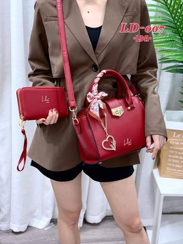 พร้อมส่ง งานเซต รุ่นขายดี New คอลเล็คชั่น LDA Set !! 2 ใบ สุดคุ้ม พร้อมส่ง กระเป๋าแบรนด์ LDA ของแท้100% รุ่นใหม่ล่าสุด งานสวยมาก มาพร้อมกระเป๋าสตางค์ ใบยาว ด้านหน้ากระเป๋าปั้มแบรนด์ ห้อยพวงกุญแจLDA แบบสวยเก๋ หนังเรียบหรูดูแพงค่ะ สีสวยละมุนทุกสี ขนาดกำลังพ