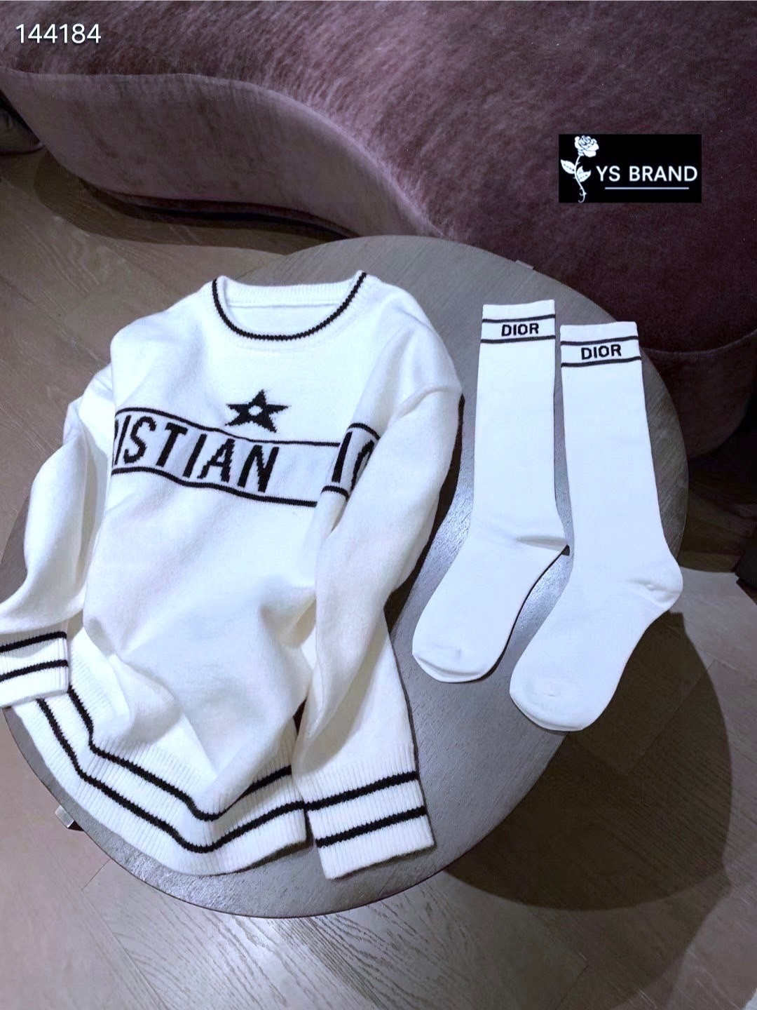 ชุดเซทแฟชั่น เดรสไหมพรมแขนยาวคอ ผ้าไหมพรมยืดเนื้ออย่างดี พร้อมถุงเท้าใส่เข้า Set