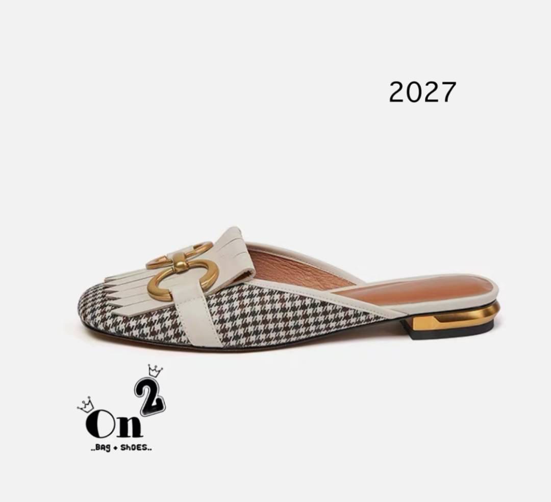 แบบใหม่ พร้อมส่งรองเท้าหัวคัชชูเปิดหลังรัดข้อเท้า หน้าแต่งอะไหล่ทองเหลือง สไตล์แบรนด์ส้นเป็นอะไหล่ทองสวยหรู คู่นี้ใส่แมทกับชุดได้ง่ายทั้งกางเกงและกระโปรงได้หมดทรงสวย