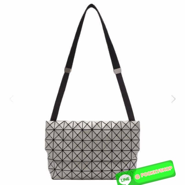 💕Baobao Issey Miyake Prism Sac ชาวมินิมอลทั้งชายและหญิงต้องถูกใจรุ่นนี้ เพราะ Prism Sac เป็นกระเป๋าแบบ unisex ที่มาพร้อมกับความเรียบง่ายของวัสดุเนื้อแมตต์ แต่ให้ลุคสไตล์เท่แบบคูลๆ โดดเด่นด้วยดีไซน์ที่ออกแบบมาให้ใช้งานที่ง่าย ตอบโจทย์ทุกสถานการณ์ฝา