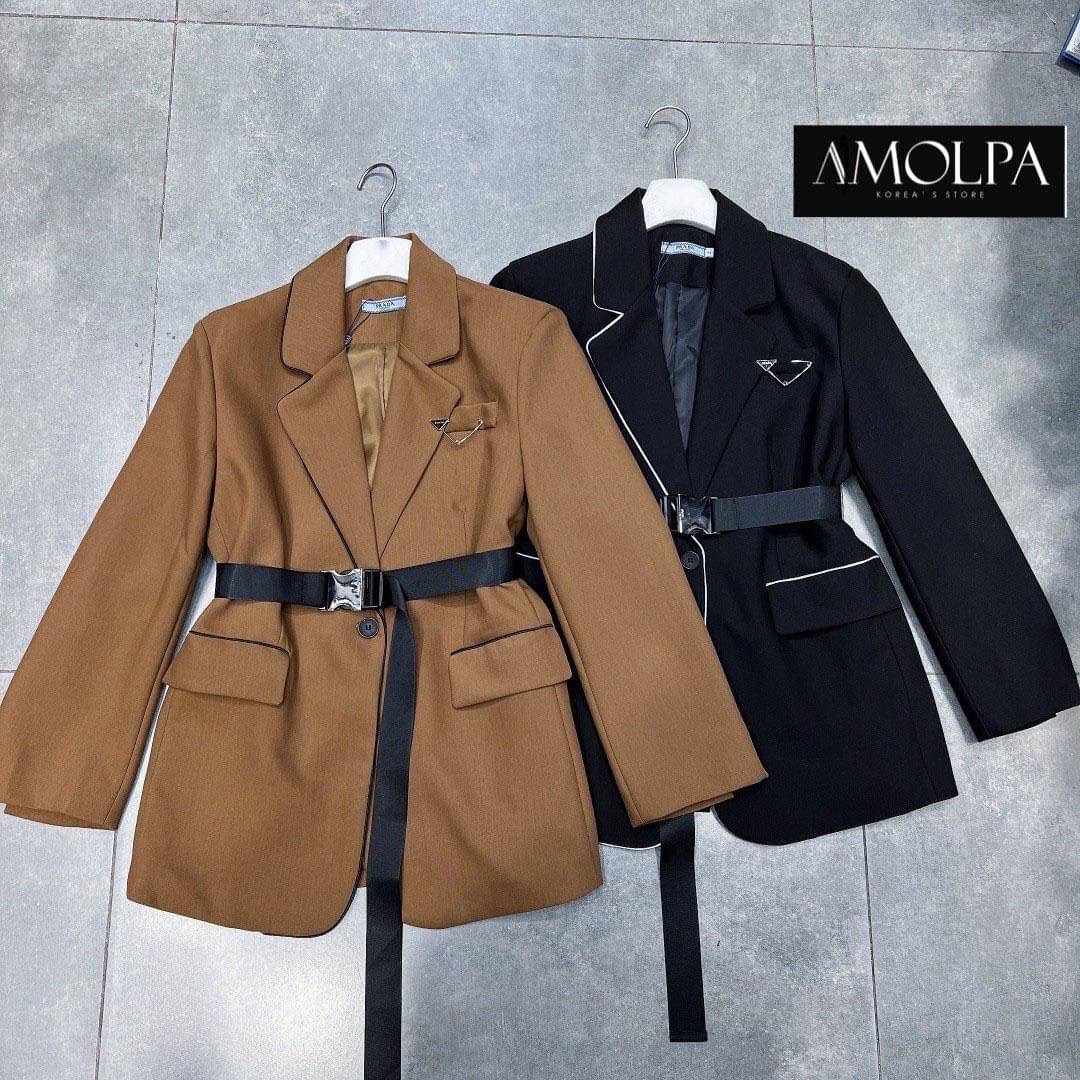 ตัวเสื้อเป็นสูท BLAZER งาน PRADA WITH BELT ด้านหน้าแต่งกระดุม มีกระเป๋าล้วงด้านหน้า งานดีมากกก ผ้าอย่างหนัก มีซับในในตัว งานเนี๊ยบ *** งานการันตรี คุณภาพดีสุดๆคะ*** งานดีแบบนี้สาวๆทราบแล้ว รีบจองด่วนก่อนหมดน้ะจ้าา ป้าย Tag PRADA