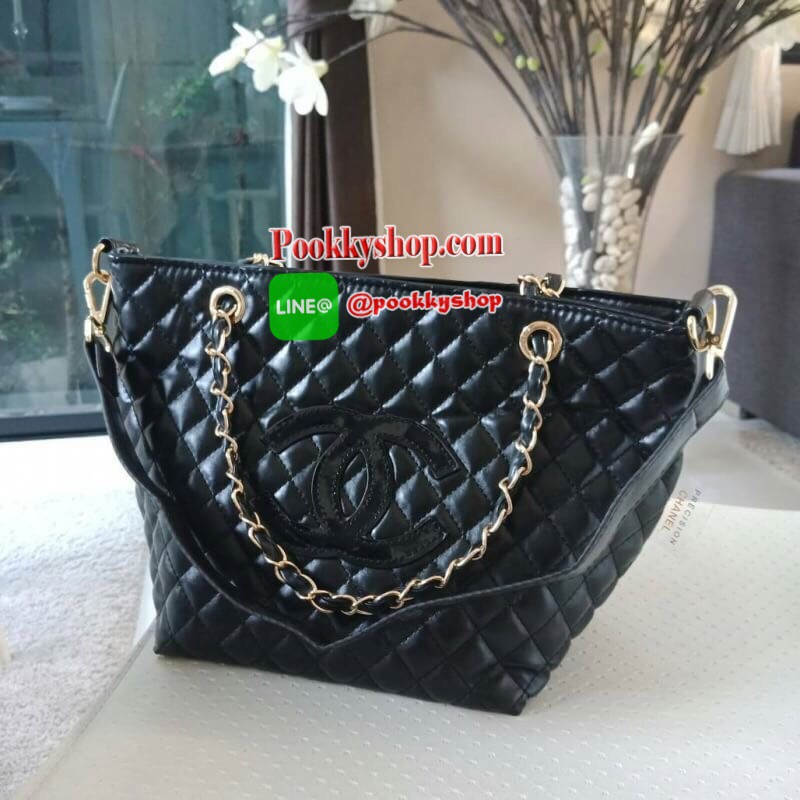Must Have! Chanel Tote & Shopping Bag กระเป๋าสะพายทรง Shopping Bag พรีเมี่ยมกิ้ฟ Limited Edition ของแท้ 100% นำเข้าจาก Chanel Perfume Counter ใบใหญ่วัสดุหนัง PU ประดับโลโก้ CC สุดคลาสสิค ซับใน Polyester 100% เปิดปิดด้วยกระดุมแม่เหล็ก จุสุดๆ สามารถใส่เอกสา