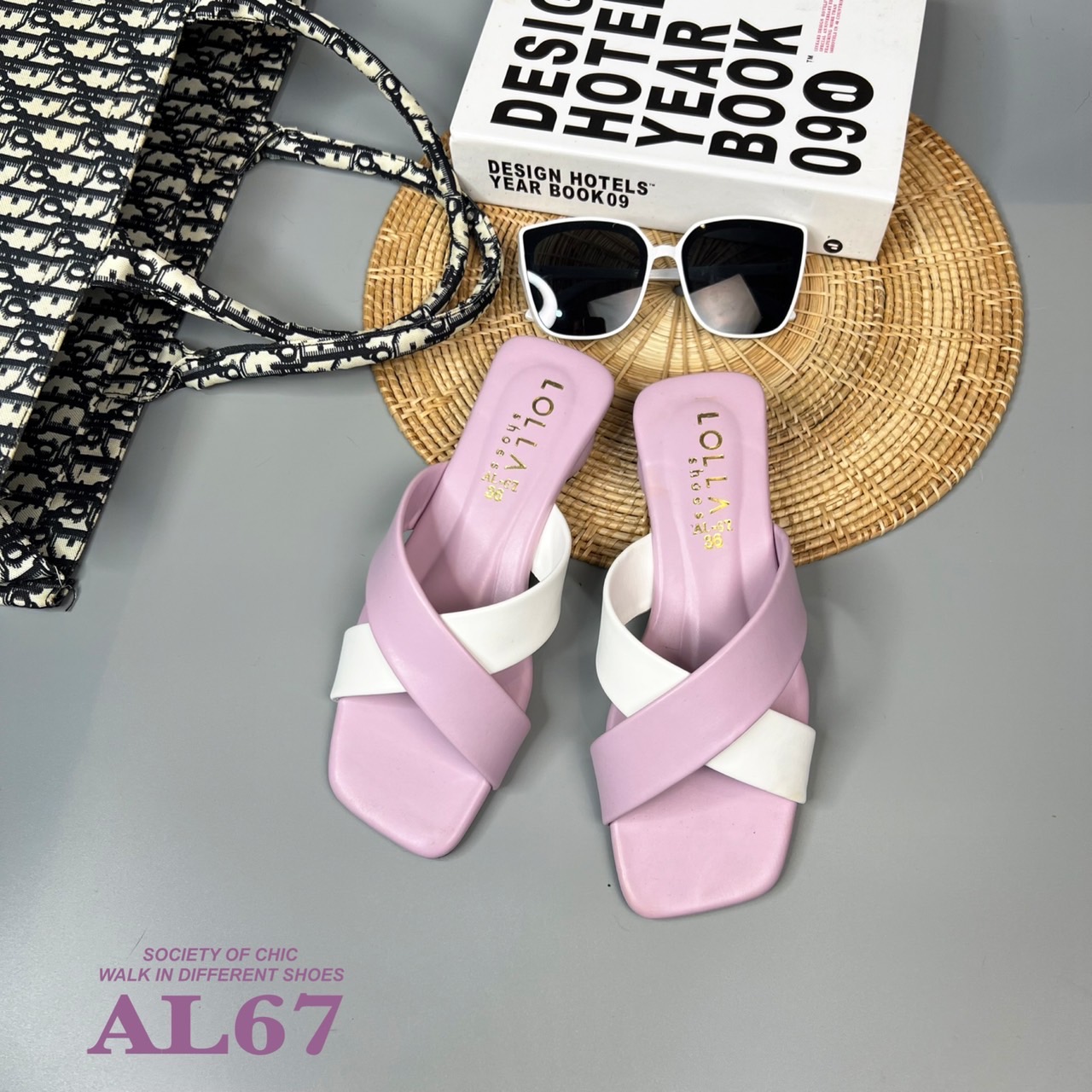 เน้นใส่สบายเดินทั้งวันแบบไม่เมื่อย ส้นมาการองสูงเพียง 1.5 นิ้ว หน้าสวมหนังนิ่ม แบบไขว้ แต่งสีทูโทน 5 สี เบาๆ ใสๆ ใส่ได้ทุกสีผิว