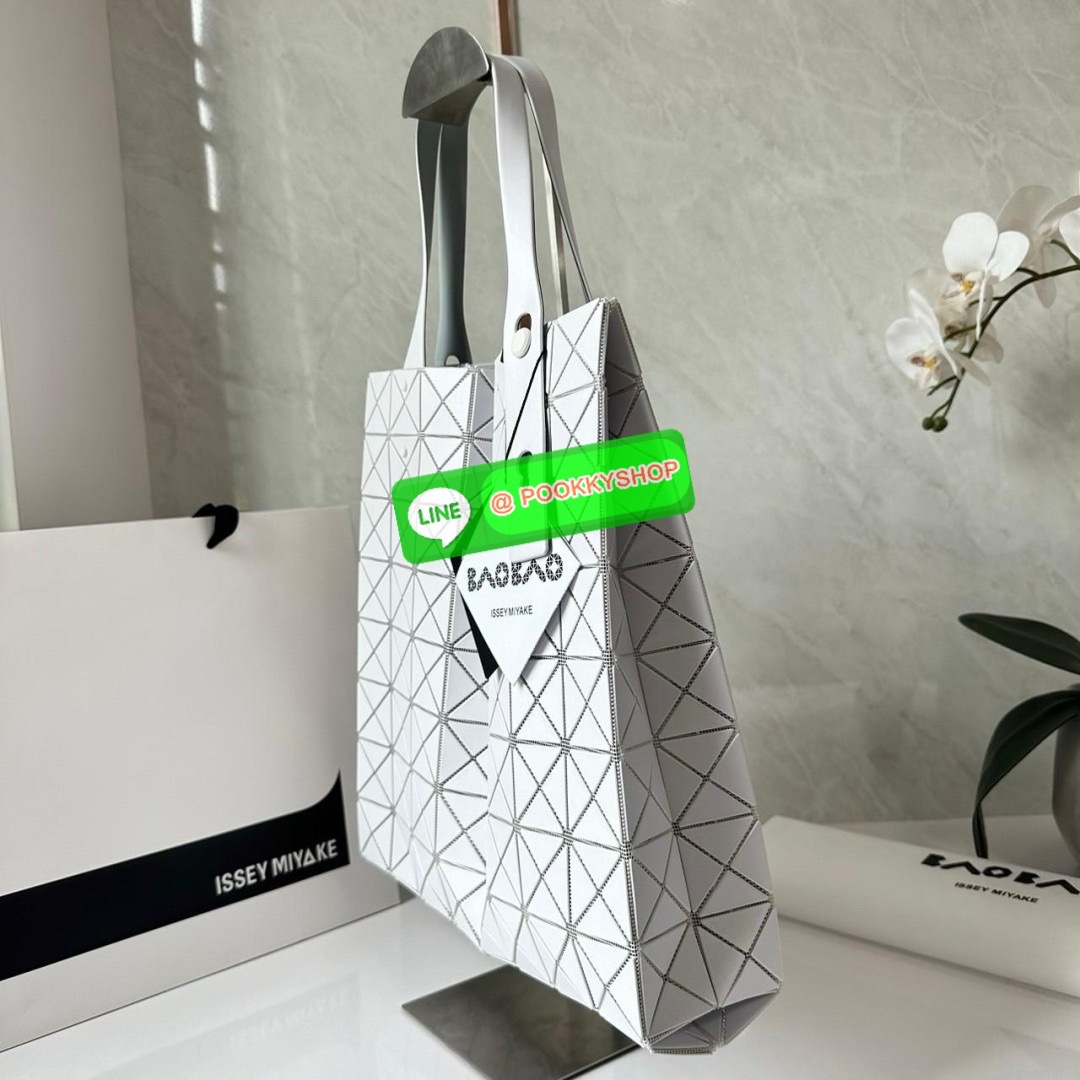 BAO BAO PRISM PLUS Handbag (Large) 🔖กระเป๋าถือจากแบรนด์ BAO BAO ISSEY MIYAKE ดีไซน์คลาสสิกทรงสี่เหลี่ยม มาพร้อมลวดลายสามเหลี่ยมที่มีมิติ 🔖วัสดุ: โพลีเอสเตอร์ ผสมหนัง 🔖 ปากกระเป๋าเปิด ซับในเป็นไนลอน มีช่องกระเป๋าด้านในและหูหิ้วกระเป