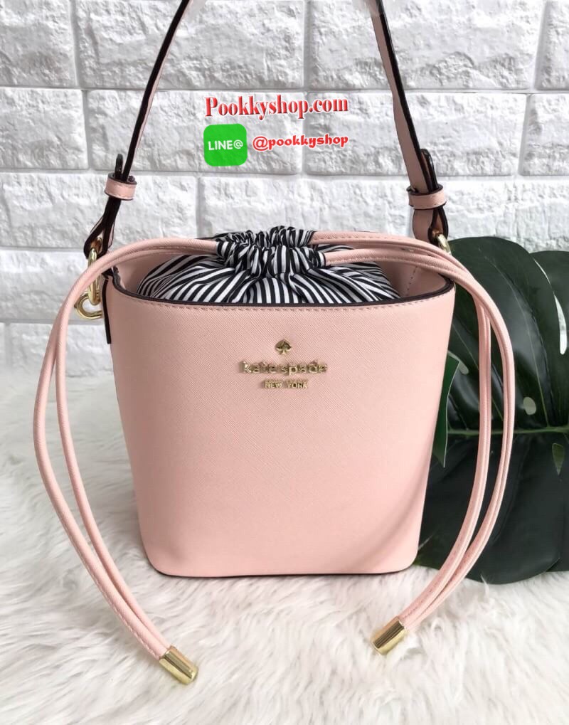 New arrival!!! Katr spade new york cameron street pippa bag 2018 พร้อมส่ง รุ่นใหม่ล่าสุดค่ะ!!! กระเป๋าวัสดุหนังซาฟเฟียโน่ ทรงถัง สามารถถือได้ สะพายข้างได้ค่ะ ด้านหน้าติดอะไหล่แบรนด์ ปากกระเป๋าเปิดปิดแบบหูรูด แบบหนังห้อยยาวลงมา หนังรูดง่ายมากค่ะ ภายในกระเป