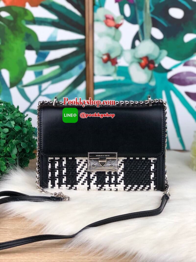 New arrival!! CHARLES & KEITH WOVEN DETAIL CLUTCH กระเป๋าสะพายอยู่ทรง ด้านหน้าเล่นดีเทลแต่งลายสายน่ารักมากๆ ด้านหลังมีช่องใส่บัตรได้ เปิดปิดด้วยตัวกดล็อก ด้านในจุของได้เยอะทีเดียวค่ะ ใส่ iPhone plus/ กระเป๋าเงินใบกลางได้สบายๆ สายสะพายยาวปรับได้ 5 ระดับเลย
