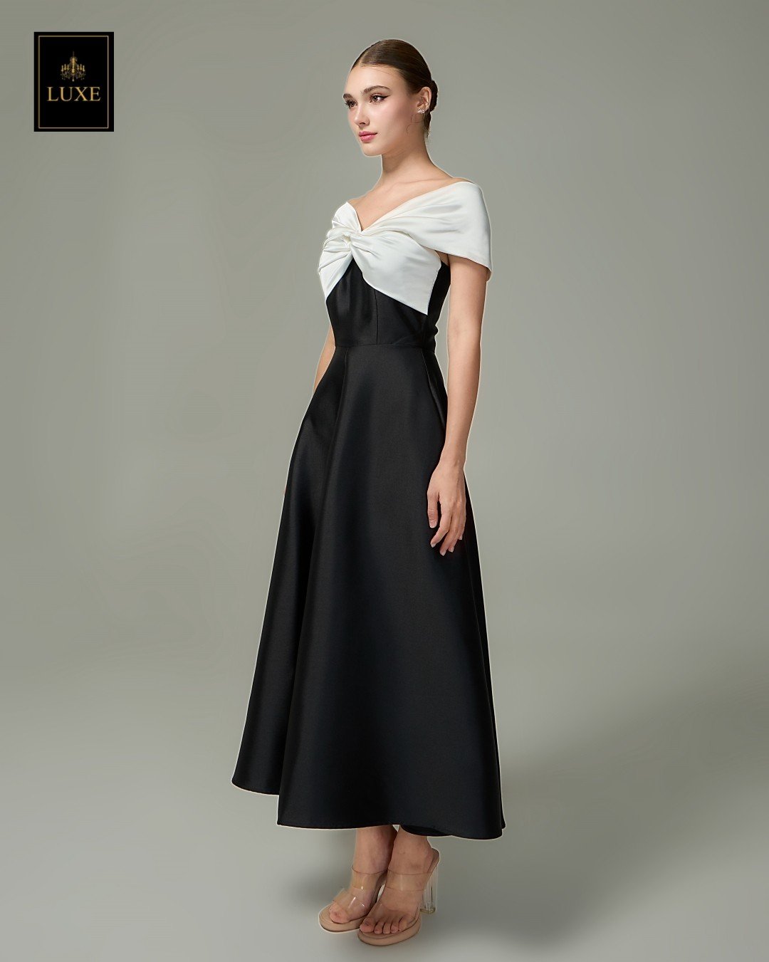 เดรสแฟชั่น เดรสเสื้อคล้องคอแขนกุด ทรงเข้ารูป กระโปรงบาน มีกระเป๋าข้าง