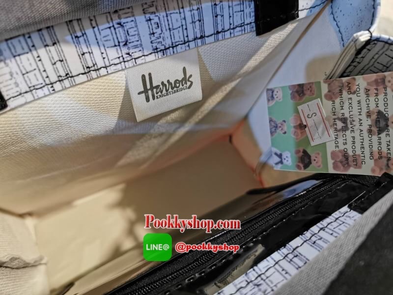 ลายนี้เข้าแล้วนะคะ! พร้อมส่งไอเท็มยอดนิยม! Harrods London Top-handle Shopping Bag กระเป๋า Shopping แบรนด์ดังจากอังกฤษรุ่นยอดนิยมวัสดุ PVC+Polyester 100% ของแท้เนื้อหนาอยู่ทรงกันน้ำ ขนาดกำลังดี น้ำหนักเบา เปิดปิดด้วยซิปสะดวกใช้หัวซิปปั้มโลโก้แบรนด์อะไหล่เง