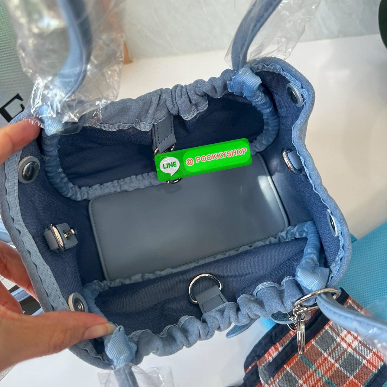 A Day Bag Mini’ in suede กระเป๋าหนังกลับเนื้อเนียน สายเกาหวานปนเท่ MERGE คอลเลกชันพิเศษ ดีไซน์เก๋พร้อมพวงกุญแจลายพิเศษ เข้าเซ็ตสุดคุ้ม!ใบเล็กสามารถ พกพาง่าย น้ำหนักเบา กระเป๋าหูรูดด้านใน ผลิตจากผ้าลายสก็อต ตัวกระเป๋ามี Snap ด้านข้าง ที่สามารถพับปีกกระเป๋า