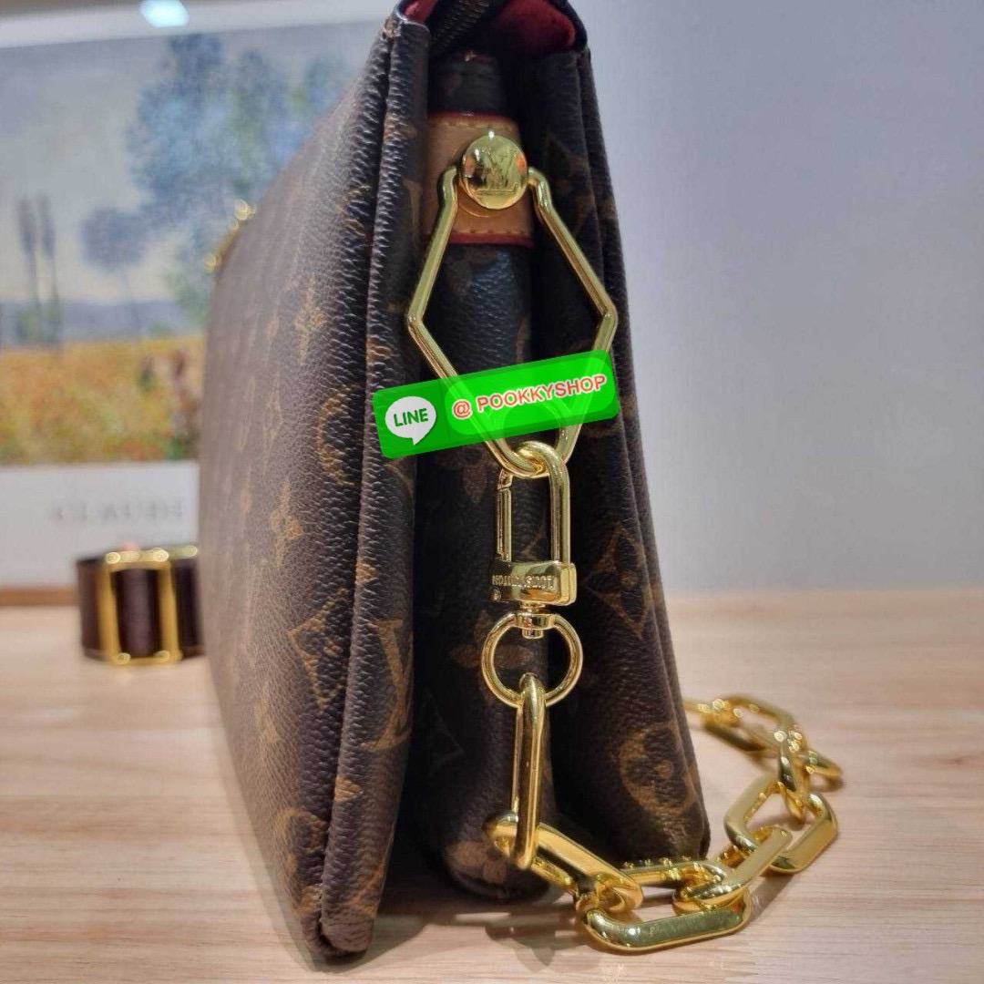 LV coussin pm bag 🔆 Details กระเป๋าสะพายกึ่งคลัชท์ สุดล้ำ ดีไซน์ใหม่ สีลิมิเต็ด ล่าสุดจากเคาน์เตอร์ duty free มาแรงมาก ด้วยความสวยปังตั้งแต่แรกเห็น มาพร้อมสาย 2 เส้น สวยลัคชูแบบสับๆ มีสายโซ่ที่มีดีเทลละเอียดไม่ซ้ำ และสายสปอร์ตครอสบอดี้ ที่จะคล้องไ