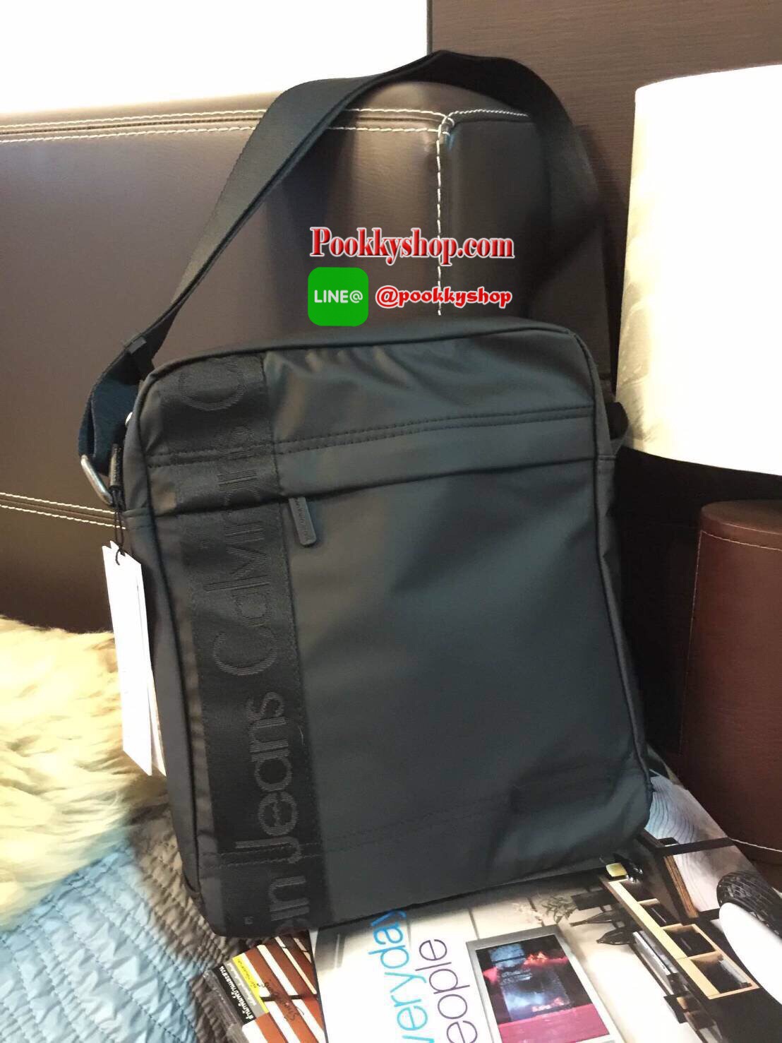 Restock! "CALVIN KLEIN" JEANS CROSSBODY BAG (Size L) กระเป๋าสะพายรุ่น Limited Edition จาก Calvin Klein Jeans วัสดุ Nylon + Polyester 100% คุณภาพดีเนื้อนิ่มน้ำหนักเบา กันน้ำ ด้านหน้ามีโลโก้ Calvin Klein Jeans พร้อมช่องซิป1ช่อง เปิดปิดด้วยซิปสะดวก