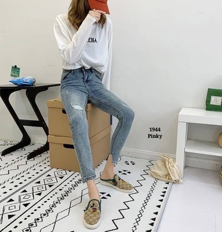 พร้อมส่ง ผ้าใบเปิดส้น งานนำเข้ากุชชี่ Mickey ที่กำลัง hot งานดีมาก พื้น pu เกาะพื้นดีเยี่ยม บิดงอได้ ตัวรองเท้าเป็นสีทองเงาวับ แต่งด้วยพี่ Mickey ของเราดูโดดเด่น น่ารักกว่าใคร แน่นอน