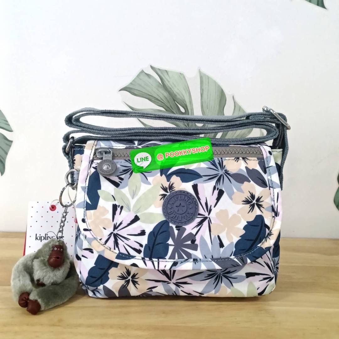 KIPLING SABIAN CROSSBODY MINI BAG กระเป๋าสะพายข้าง วัสดุ Nylon & Polyester 100% ขนาดเล็กกำลังน่ารัก เปิด-ปิดด้วยฝาปิดกระดุมแม่เหล็กและซิปแบรนด์ ด้านในทีแท็กแบรนด์