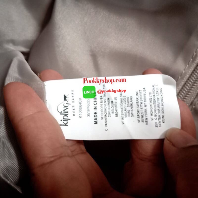 Disney's® 90 Years of Mickey Mouse Handbag 👍 รุ่น ART size L 👍กระเป๋าผ้าคิปลิงสะพายไหล่ได้ ครอสบอดี้ได้ มีสายยาวให้ 👍สามารถปรับสไตล์กระเป๋าได้2รูปแบบ เป็นtote หรือเก็บหูกระเป๋าก็ได้ 👍ช่องใหญ่ใส่ของได้จุ เปิดปิดด้วยซิป