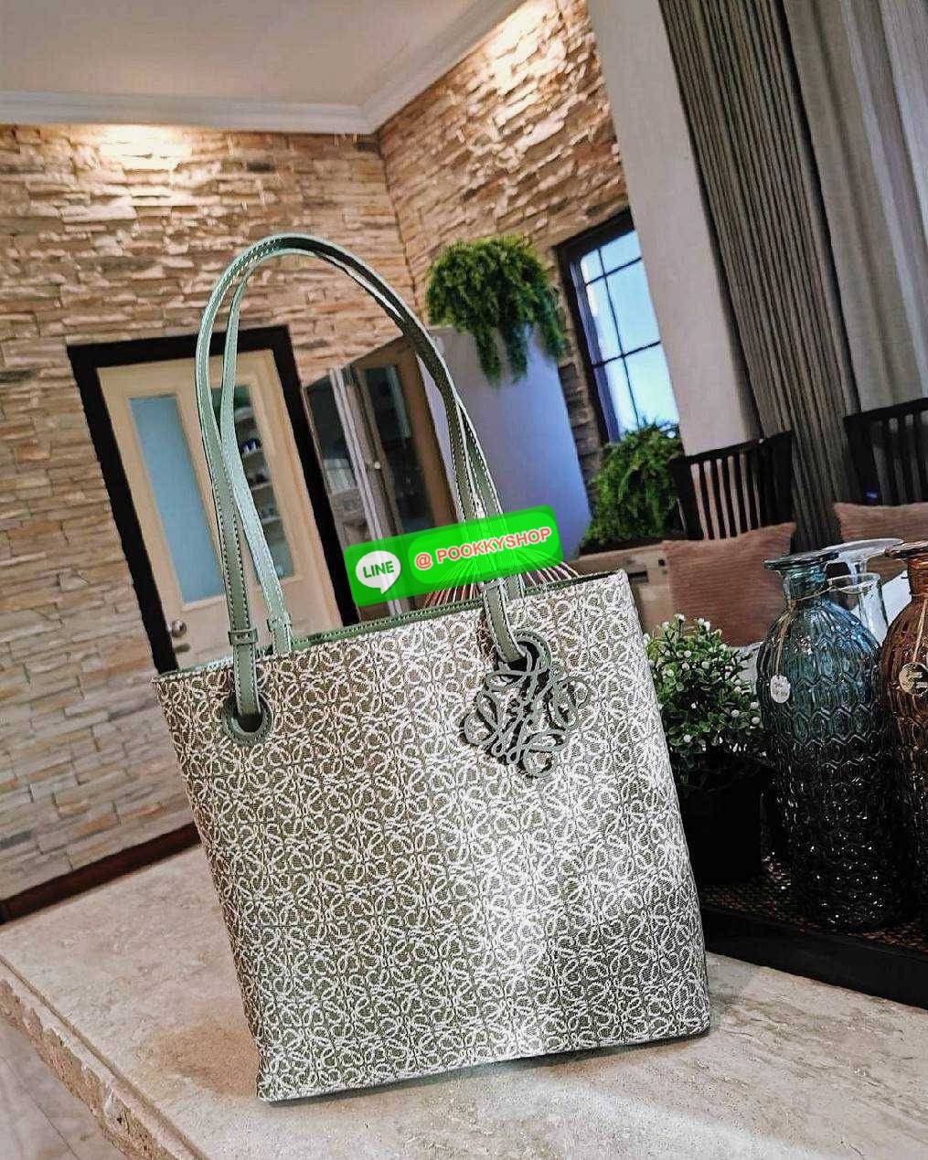 ✴️NEW ARRIVAL!✴️LOEWE ANAGRAM TOTE BAG VIP GIFT WITH PURCHASE GWP พรีเมี่ยมกิ๊ฟ Limited จาก LOEWE PERFUME DUTYFREE ไอเท็มใหม่! ดีไซน์สวยคงเอกลักษณ์ด้วยวัสดุ Anagram Canvas Jacquard Fabric ผสมผสานหนังแท้ Calfskin ลงตัวสุดคลาสสิค ขนาดกำลังดี น