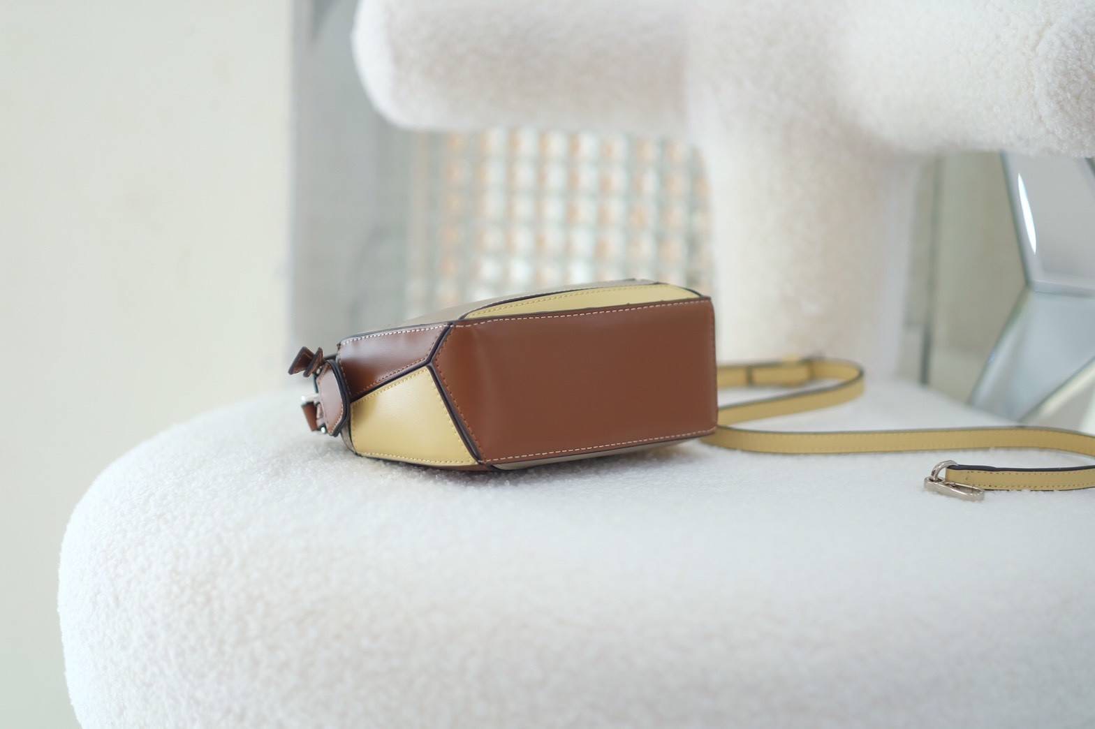 น่ารัก..ไม่ไหวแล้ว LW mini puzzle เห็นแล้วใจหวั่นไหว น่ารักอะไรขนาดนี้ ย่อส่วนได้สมบูรณ์แบบสุดๆ ลงตัวทุกอย่าง ใส่โทรศัพท์ iplus ได้สบายๆ ยังเหลือเนื้อที่ใส่ของได้อีกเยอะ รีบเลยน้า สวยๆทุกสี