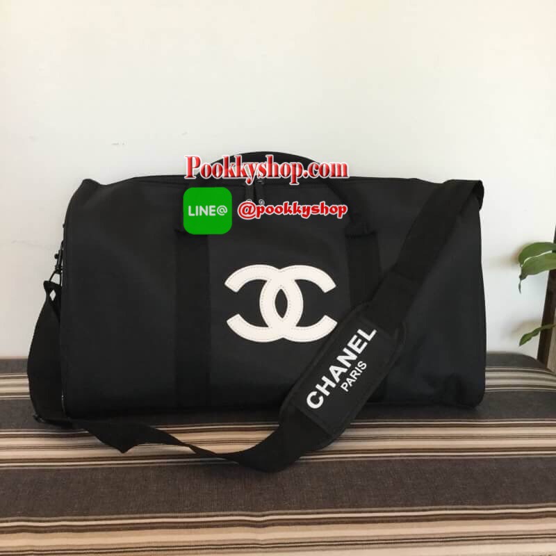 Chanel Duffel / Travel Bag กระเป๋าแบรนด์ Chanel VIP gift Bag ใช้เป็นกระเป๋าเดินทาง หรือหิ้วไปฟิตเนส ไปยิม เก๋ๆก็ได้ค่ะ หัวซิปปั้มโลโก้ ด้านในเป็นช่องกว้าง และมีอีกหนึ่งช่องซิปทำจากผ้าหนาผิวมัน กันน้ำได้ ดูเรียบ แต่หรู มาพร้อมสายสะพายยาว ถอดสายได้ การันตีค