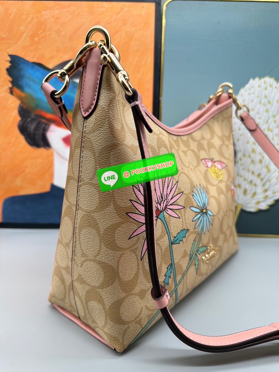 Coach Laurel Shoulder Bag รุ่น CU898✨ กระเป๋าดีไซน์หวานที่ผสานความหรูหราและความทันสมัยอย่างลงตัว เหมาะสำหรับทุกโอกาส ไม่ว่าจะเป็นการทำงานหรือการเดินทาง เพิ่มเสน่ห์ให้กับลุคของคุณด้วยกระเป๋าใบนี้