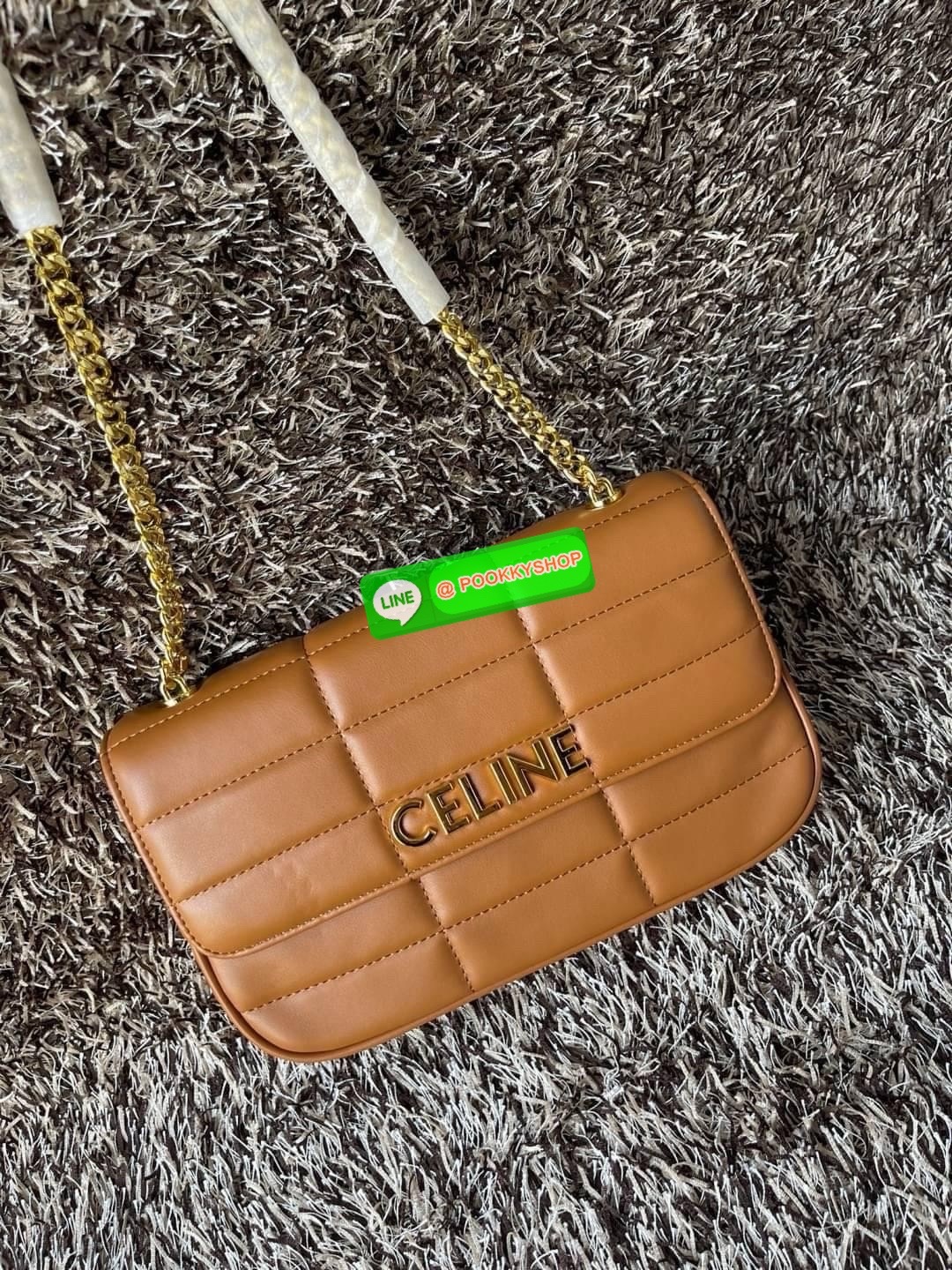 CELINE CHAIN SHOULDER BAG MATELASSE MONOCHROME กระเป๋าเทรนด์กระเป๋าสุดฮอตแต่ยังคงความคลาสสิก รุ่น Matelasse Monochrome ล่าสุดของ Celine ด้วยดีไซน์กระเป๋าที่หรูหราและแมทช์กับการแต่งตัวง่าย จึงครองใจสาว ๆ ได้ไม่ยาก โดยเป็นกระเป๋าสะพายไหล่ที่อัดแน่นด้วยกลิ่น