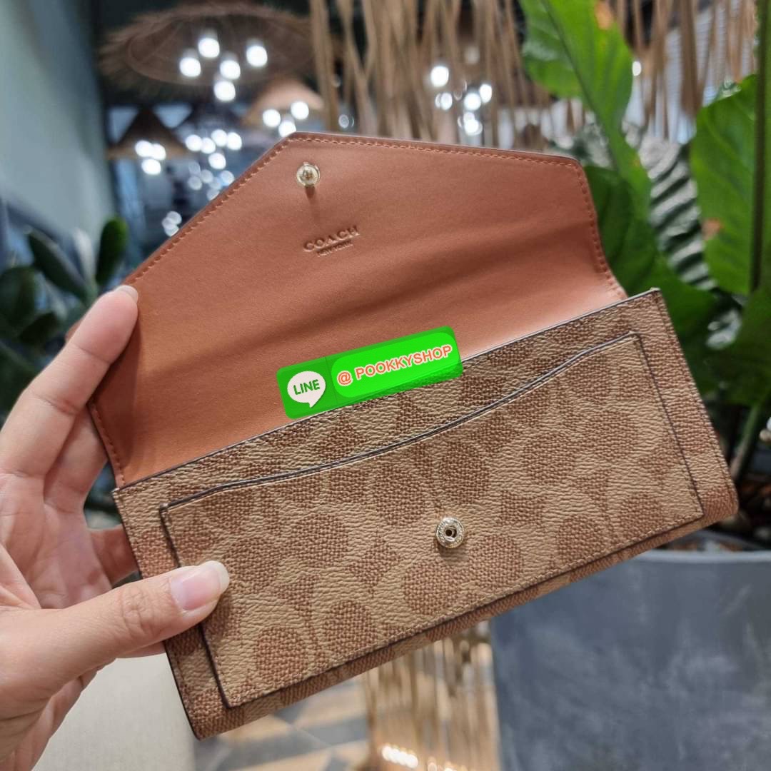 COACH 31547 SOFT WALLET IN COLORBLOCK SIGNATURE CANVAS คัมแบคแล้วน้า กับไอเท็มหายาก กระเป๋าสตางค์ใบยาวแบบพับ ขนาดกำลังสวย ดีไซน์คลาสสิคเอกลักษณ์ วัสดุหนังแคนวาสเคลือบลาย เปิด-ปิดด้วยกระดุม ภายในใส่บัตรได้เยอะ ใส่ธนบัตรได้สบายๆ ใบจริงสวยปังทุกสี ใครมองหากร