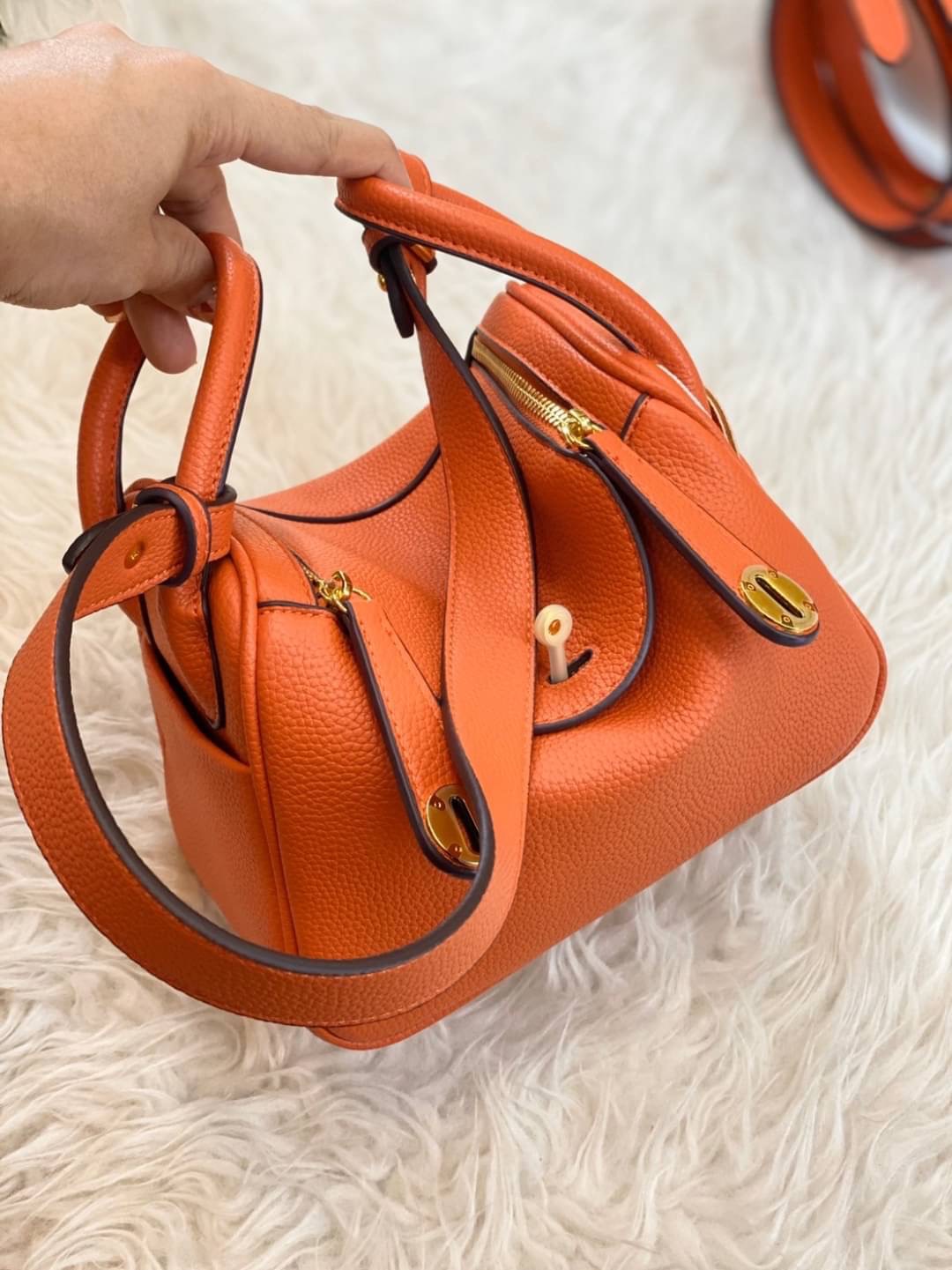 กลับมาเเล้วค่า Lindy 20cm หนัง PU premium ที่ลูกค้าถามกันมาเยอะมากกก รอบนี้หนังสวยมากๆๆ สายสะพายแบบเรียบหรู มีห่วงรัดสายสองข้าง มี 2 สายนะคะ มีซิลิโคนปิดลูกบิดกันรอย งานเนี้ยบสุด ยิ่งใช้ยิ่งนิ่มมม กระเป๋าทรงสวยนุ่ม Flexible มากๆ จุของได้ทุกสิ่ง จะใช้ไปทำง