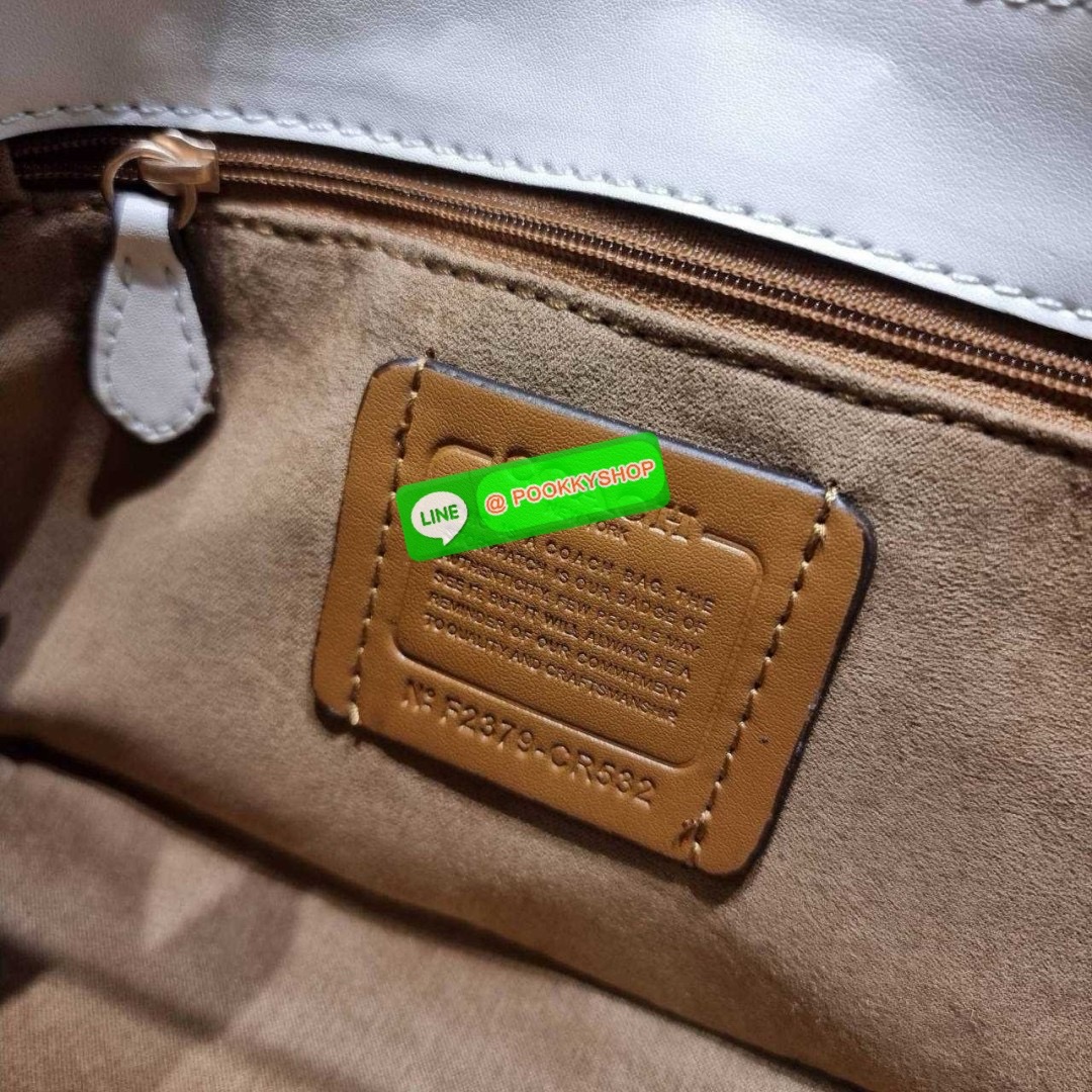 COACH CR533 ELIZA SHOULDER BAG 🔅 Details ใหม่ล่าสุด กระเป๋าสะพายไหล่ทรงโฮโบสุดหรู ดีไซน์โลโก้แบบใหม่และหรูหรายิ่งขึ้น คงความคลาสสิคและวินเทจ เปิด-ปิดด้วยสายคาดแบบกระดุมแม่เหล็ก ภายในเป็นช่องโล่ง แบ่งสัดส่วนไว้อย่างดี มีทั้งช่องใส่บัตร และช่องซิป ส