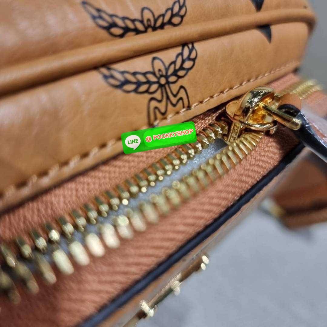 MCM X-MINI KLASSIK CROSSBODY BAG IN VISETOS รุ่นยูนิเซ็กส์มาแล้วจ้า!! ไซส์นี้ใช้ได้ทั้งหนุ่มๆสาวๆไปเลย กระเป๋าสะพายข้างทรงครอสบอดี้ ใบเล็กขนาดกะทัดรัด วัสดุหนังแคนวาสคุณภาพดี มีช่องหลัก 2 ช่อง ภายในมีช่องย่อยให้ 1 ช่อง มาพร้อมสายสะพายสปอร์ตที่ดีไซน์หรูไม่