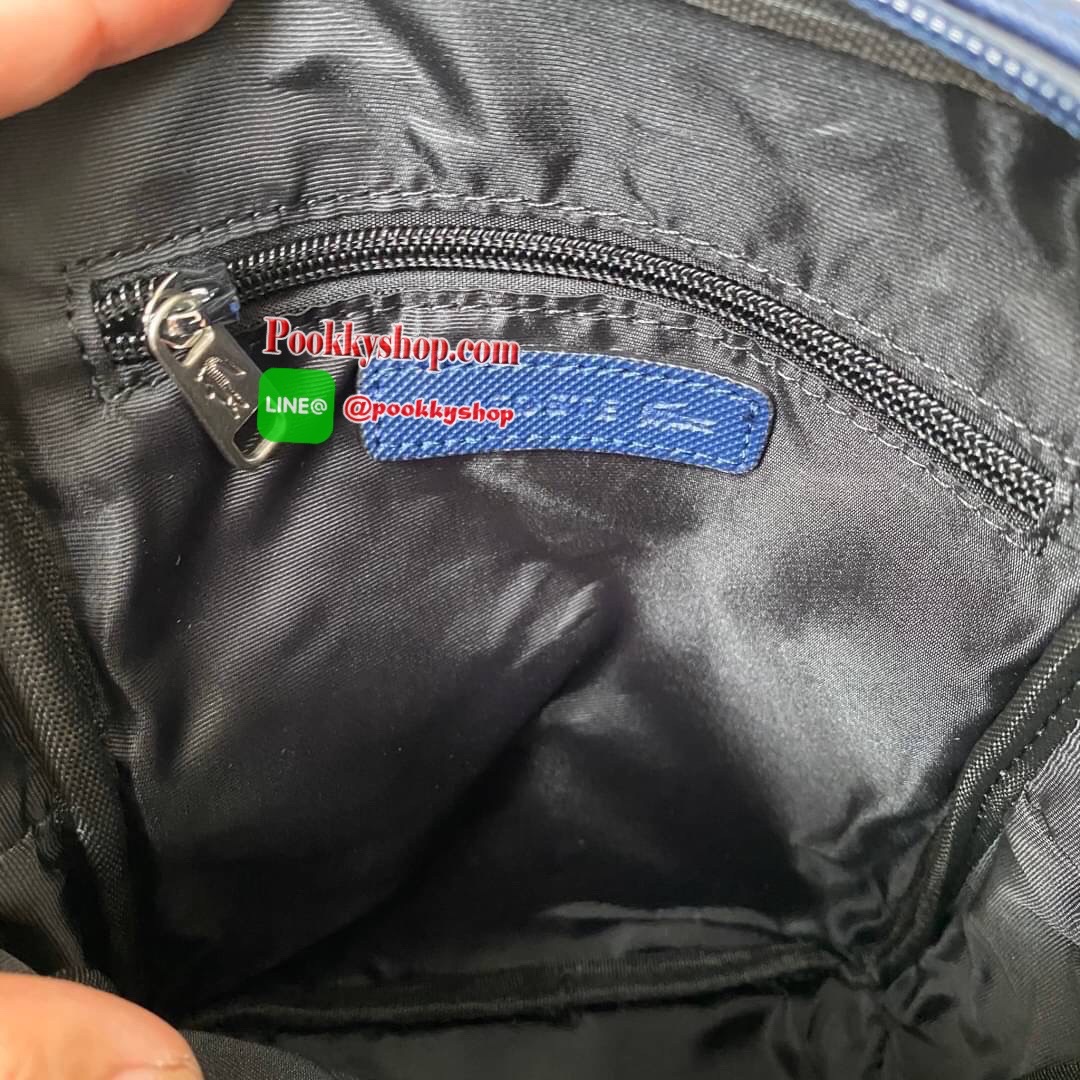 ลาคอส Classic Crossbody Bag กระเป๋าสะพายรุ่นยอดนิยม วัสดุ PVC ด้านหน้ามีโลโก้แบรนด์สวยโดดเด่น มีช่องเล็กใส่ของจุกจิกเปิดปิดด้วยกระดุมแม่เหล็ก ด้านหลังเรียบ มีช่อง1ช่องส่วนช่องด้านในกว้างเปิดปิดกระเป๋าด้วยซิปสะดวกใช้ มีช่องซิปและช่องเสียบด้านข้าง สายสะพา