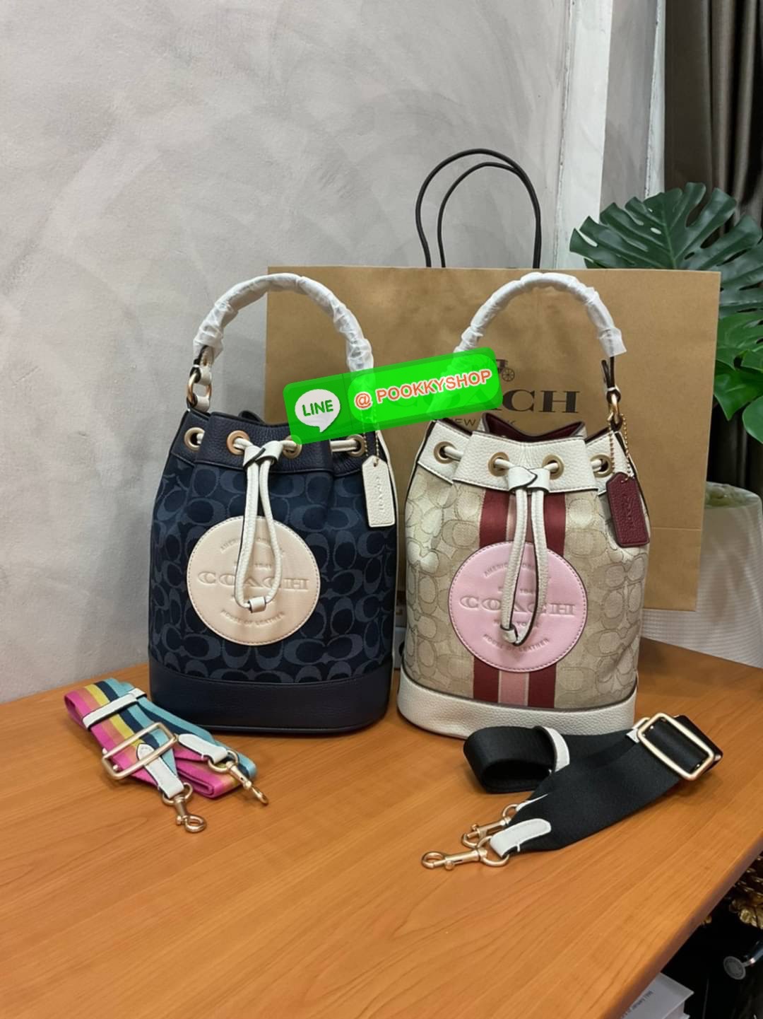 New arrival! 🌈น้องใหม่ล่าสุด สวยหรู ดูดีมากๆค่ะ! COACH DEMPSEY DRAWSTRING BUCKET BAG ((C4100//C4102)) พร้อมส่งที่ไทยค่ะ! กระเป๋าทรงขนมจีบ หนังแท้นิ่มสวยมากๆค่ะ จุดเด่นด้านหน้าปั้มโลโก้แบรนด์ ปากกระเป๋าแบบหูรูดใช้งานง่าย ภายในสามารถใส่ของจำเป็นในชี