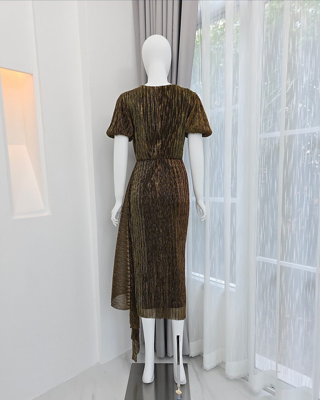 เดรสแฟชั่น เดรสเสื้อคอป้าย แขนบอลลูน กระโปรงทรงสอบจับเดรป แต่งชายระบายยาว