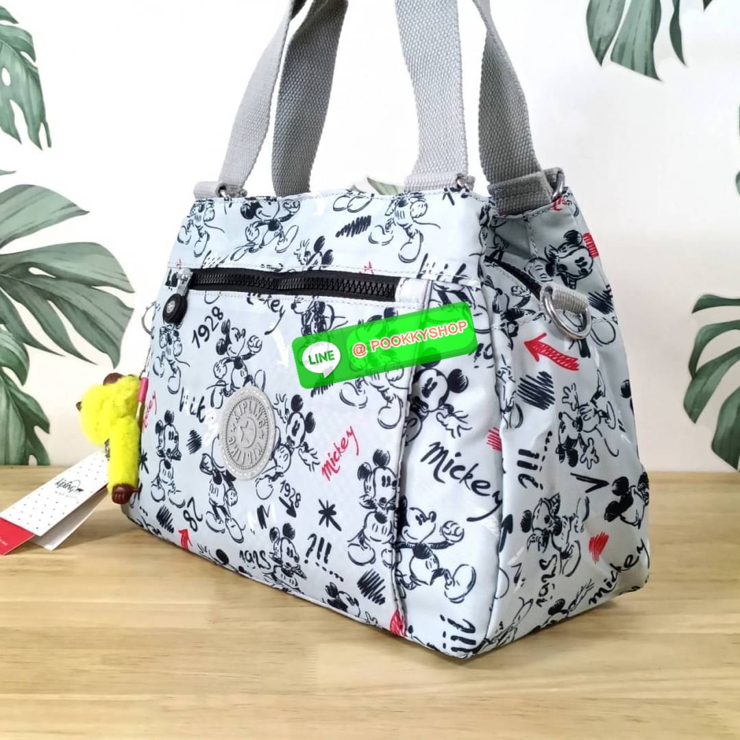 KIPLING ELISE HANDBAG กระเป๋าถือและสะพายไหล่ วัสดุ Nylon +Polyester ขนาดกำลังพอดี จุของได้มาก มีหูจับสองสาย ถือสะดวก น้ำหนักเบา มีช่องซิป ด้านหน้า ช่อง กระเป๋าหลักเปิด-ปิดด้วยซิป มี3 ช่องว่างใส่ของได้จุมากๆ ใส่มือถือได้ กระเป๋าสตางค์ใบยาว และ เครื่องสำอาง