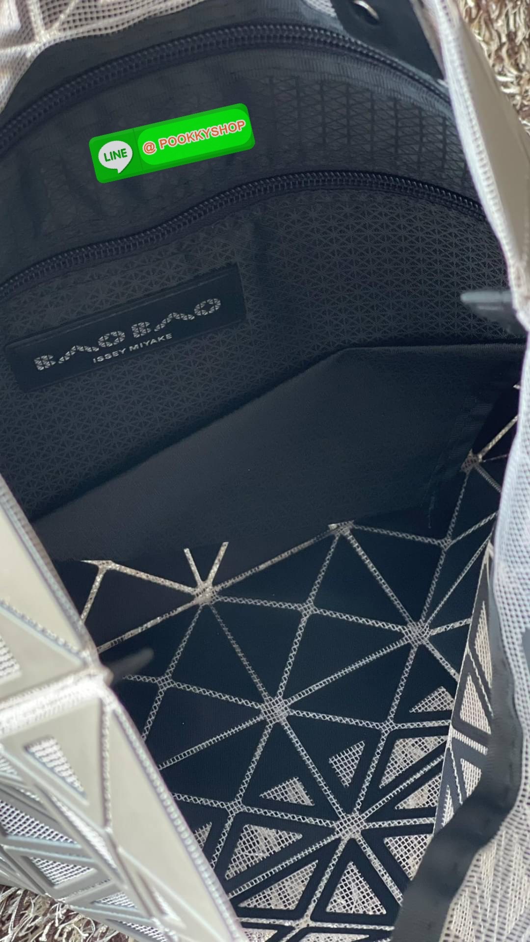 Baobao issey miyake frame tote 6x6 กระเป๋าที่มองทะลุได้เหมือนตะกร้าและให้ความรู้สึกสดชื่น รูปลักษณ์ที่ดูเหมือนมองทะลุได้มากกว่าที่เคยถูกสร้างขึ้นโดยการนำชิ้นส่วนสามเหลี่ยมออกให้กลวงและเหลือไว้เพียงกรอบเท่านั้น ขนาดกำลังดี สามารถใส่ของมีค่าได้ เช่น กระเป๋า