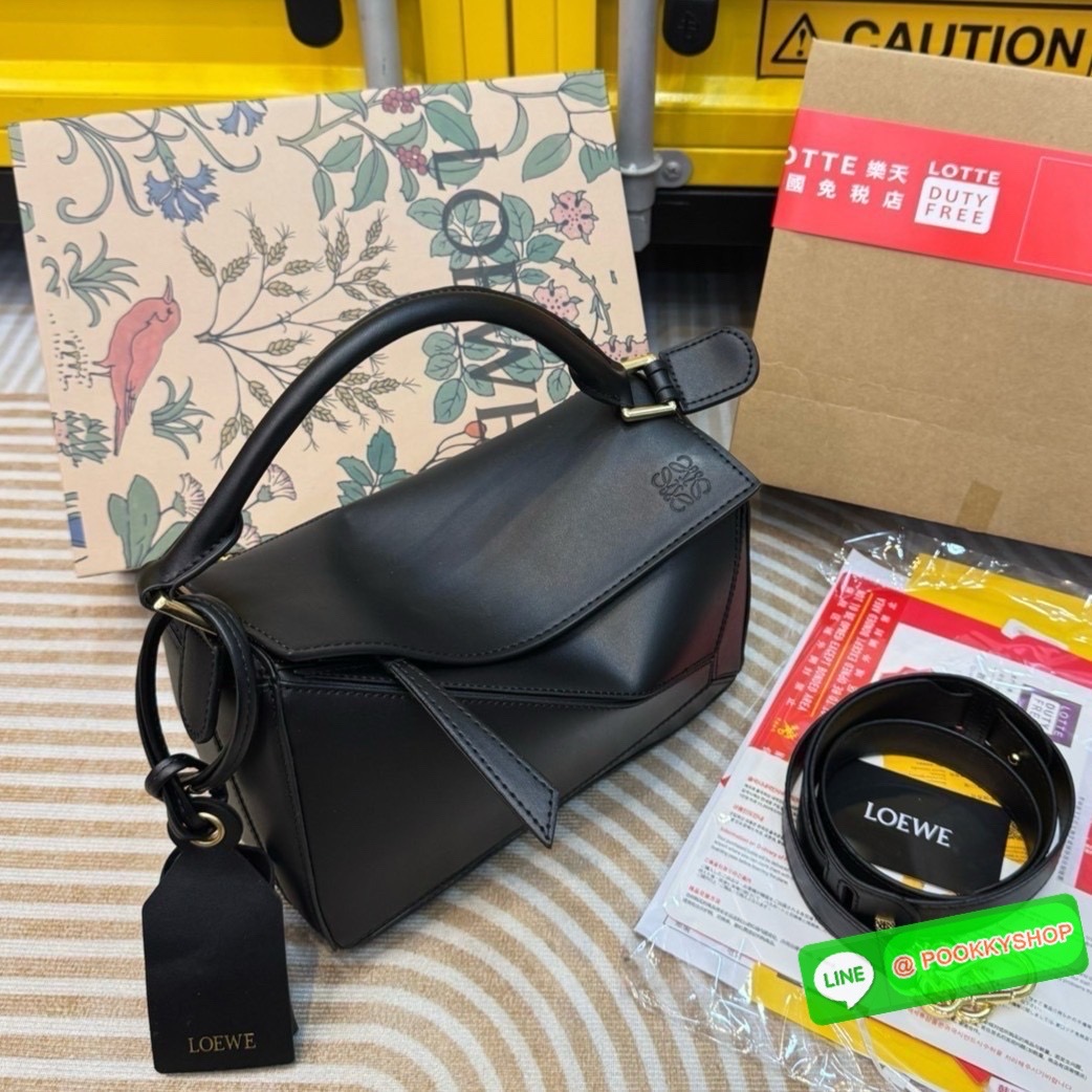 Loewe Puzzle bag กระเป๋าสะพายข้างทรงกล่อง สุดยอดแบรนด์ที่ดีไซน์เป็นเอกลักษณ์ โดดเด่น สวยหรู สไตล์พัซเซิลคลาสสิค เปิดใช้งานด้วยซิป ที่ภายในโล่ง ใส่ของสำคัญจุกจิกได้ มาพร้อมสายสะพาย และหูหิ้วในตัว ที่สลับเปลี่ยนใช้งานให้เหมาะได้ในแต่ละวัน สาวๆห้ามพลาดใบนี้เ