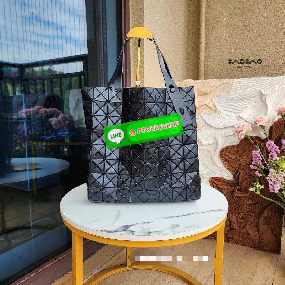 BAO BAO PRISM PLUS Handbag (Large) 🔖กระเป๋าถือจากแบรนด์ BAO BAO ISSEY MIYAKE ดีไซน์คลาสสิกทรงสี่เหลี่ยม มาพร้อมลวดลายสามเหลี่ยมที่มีมิติ 🔖วัสดุ: โพลีเอสเตอร์ ผสมหนัง 🔖 ปากกระเป๋าเปิด ซับในเป็นไนลอน มีช่องกระเป๋าด้านในและหูหิ้วกระเป