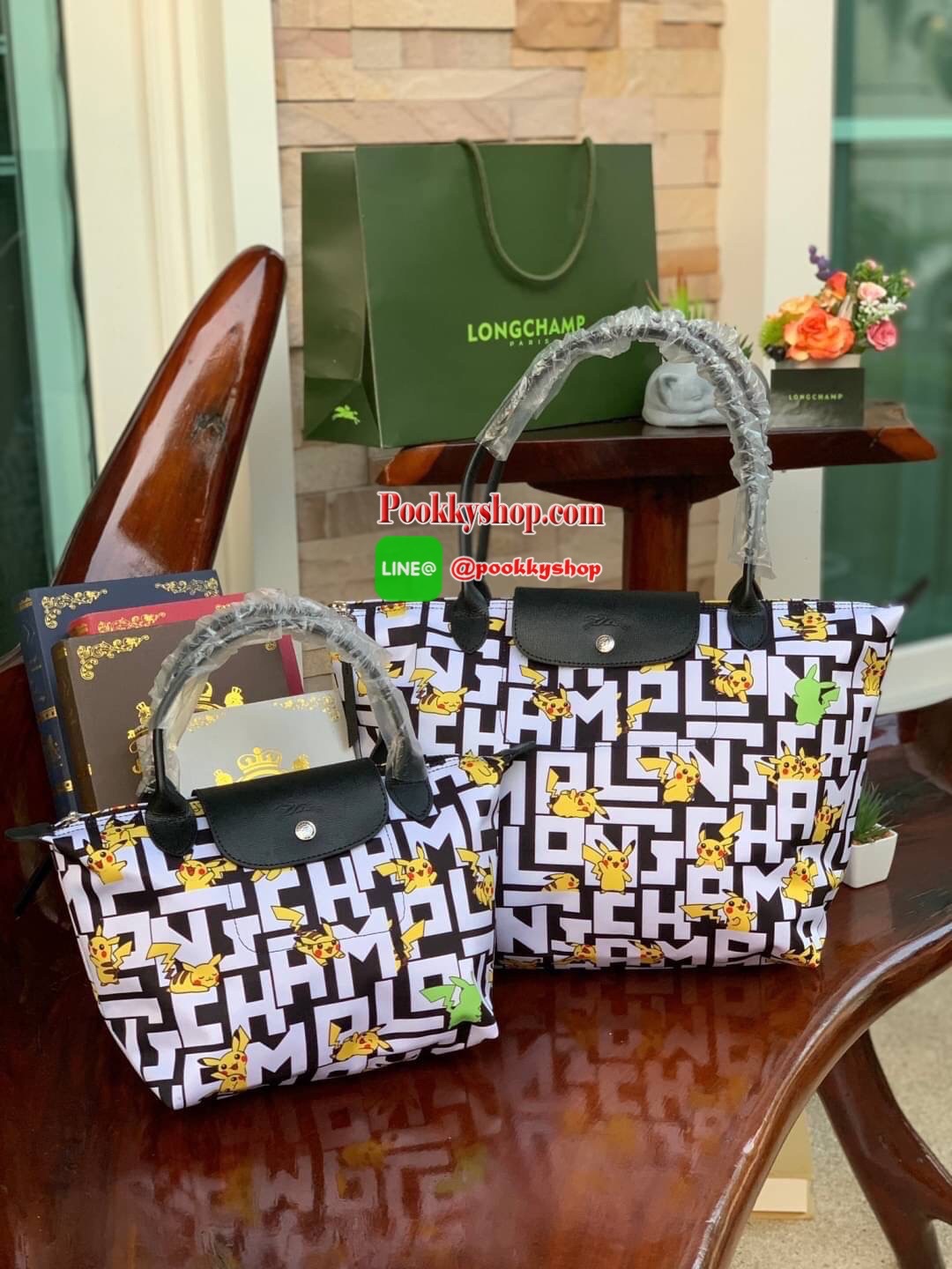 LONGCHAMP X POKÉMON SHOULDER BAG เพราะรู้ว่า &quot;เลอ ปลิยาจ&quot; (Le Pliage) เป็นกระเป๋าไอคอนิคยอดนิยมของคนทุกเพศทุกวัย ไม่ว่าจะเป็นคนธรรมดาหรือเซเล็บ ลองฌอมป์ก็เลยจัดให้ &quot;ปิกาจู&quot; ไปวิ่งเล่นอยู่บนกระเป๋าที่ออกมาเป็นซีรีส์ซะเลย และยังคงความ Le