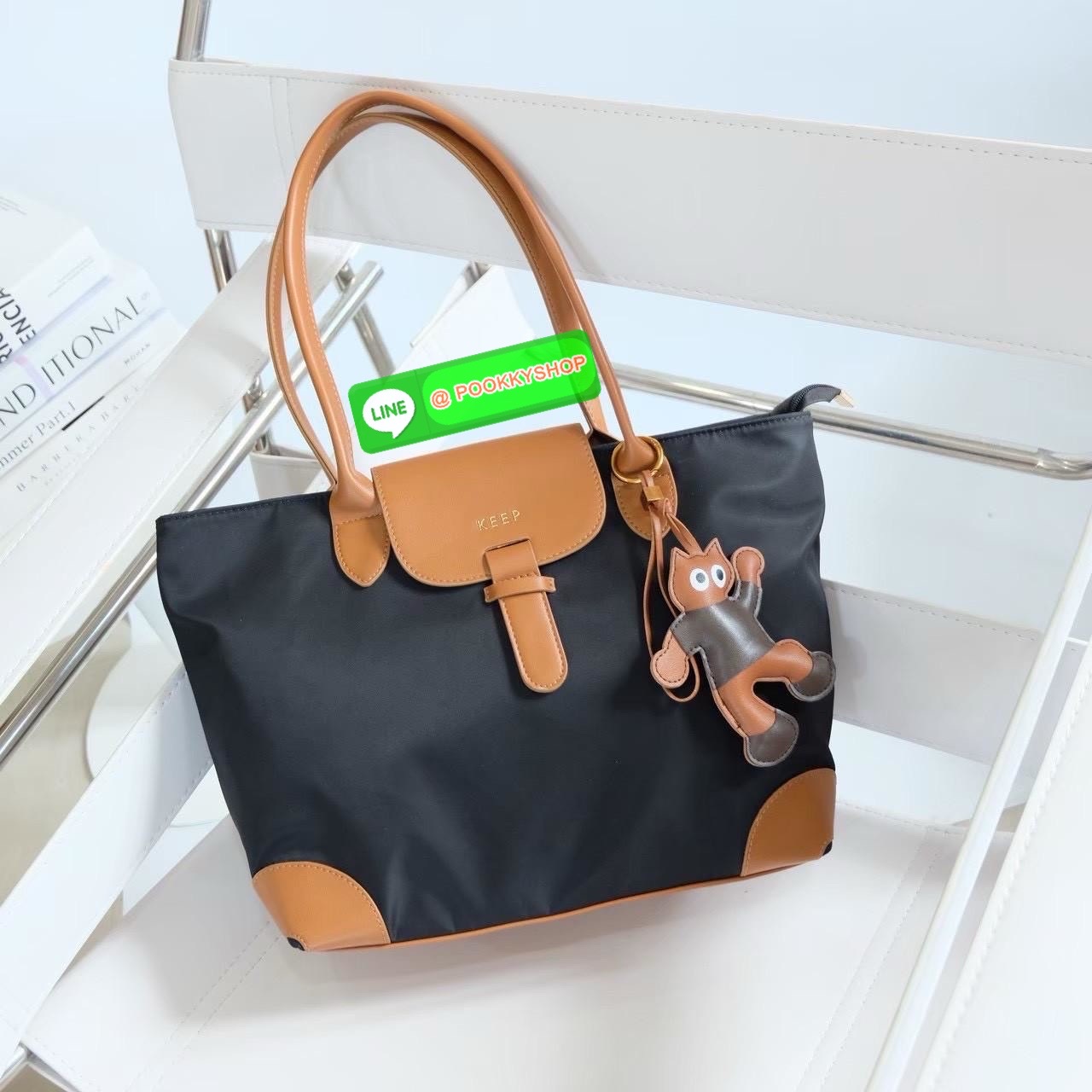 👜 KEEP รุ่น Champagne Everyday Bag ยอดฮิตที่ตอบโจทย์ทั้งสไตล์และฟังก์ชัน ✨ ฟังก์ชันที่ใช่ • ผลิตจาก ผ้าไนลอนนาโนกันน้ำ เอกสิทธิ์เฉพาะ KEEP • น้ำหนักเบาพิเศษ พกง่าย ใช้สะดวกทุกวัน • ปากกระเป๋ามี ซิปปิดแน่นหนา ของไม่ตกหล่นง่าย