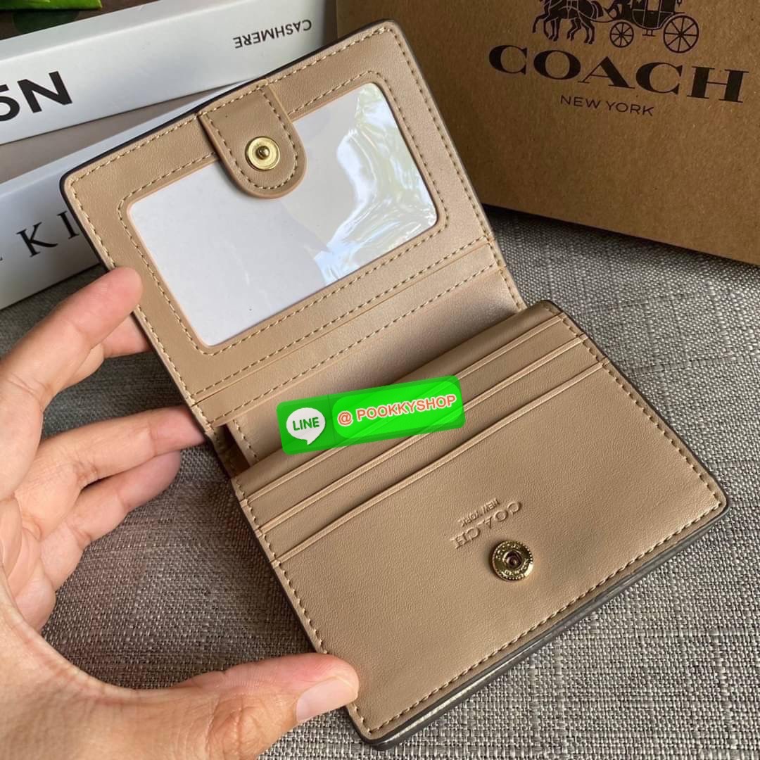 COACH X JEAN MICHEL BASQUIAT SNAP WALLET (COACH C5614) 🛍กระเป๋าสตางค์ใบเล็ก พกพาสะดวก วัสดุหนังแท้ ทนทาน เปิด-ปิดด้วยกระดุม ภายในมีช่องใส่บัตร ใส่ธนบัตรได้ทุกชนิด พร้อมช่องซิปแยกใส่เหรียญคะ