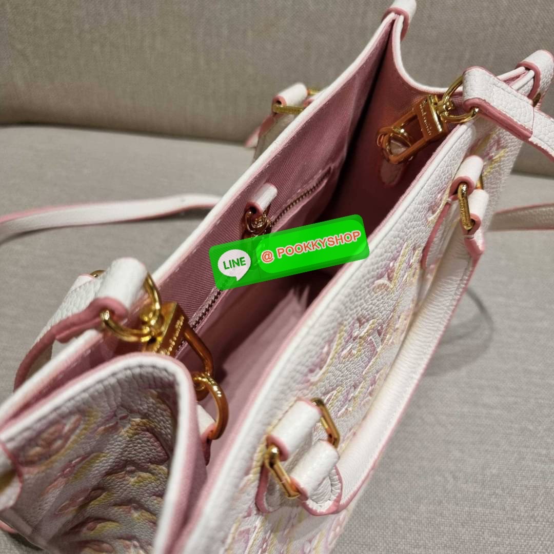 New arrival!! LV crossbody tote bag ดีไซน์ใหม่ น่ารัก ละมุน น่าใช้มาก จากเคาน์เตอร์ dutyfree กระเป๋าทรงโท้ทที่ใครเห็นต้องเป็นคลั่งรัก ดีไซน์คลาสสิค ผู้ดี หรูหรา โทนสีใช้งานง่าย ทุกสไตล์ วัสดุหนัง pepble มาพร้อมหูจับในตัว คล้องแขนก็ดูแพง หรือจะเกี่ยวสายครอ