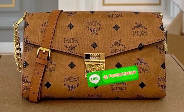 MCM Classic Style Large Chain Bag • กระเป๋าสะพายรุ่น Classic Chain Bag สไตล์หรูเหนือกาลเวลา • วัสดุ Visetos Coated Canvas ลายโมโนแกรมเอกลักษณ์ของ MCM • ฝาปิด Flap Closure พร้อมตัวล็อกโลหะสีทองประทับโลโก้ MCM สวยหรู