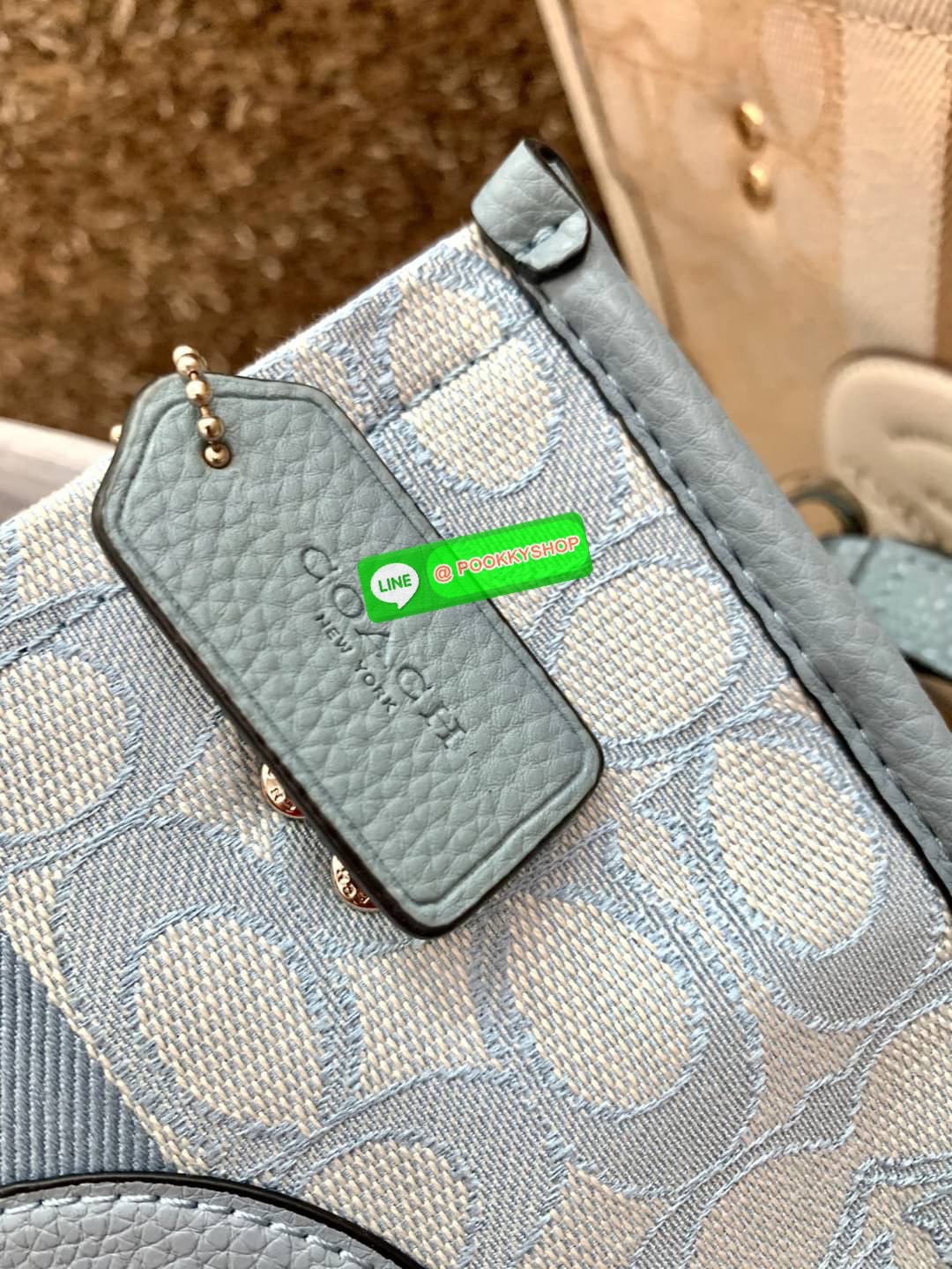 COACH DEMSEY TOTE IN SIGNATURE JACQUARD WITH COACH PAT ((C8417//C5115)) พร้อมส่งที่ไทย ห้ามพลาด สีน้องสวยมากๆค่ะ กระเป๋าทรงTote ขนาดพอดีลำตัว ใช้วันไหนๆก็เหมาะมากค่ะ วัสดุJacquard ทอลายแบรนด์ ตัดขอบหนังแท้ สวยงามมากๆค่ะ ด้านหน้าจะมีป้ายวงกลมโลโก้แบรนด์อัน