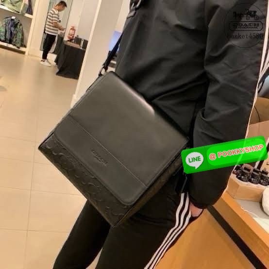 Coach F73339 F73340 – Hudson Crossbody Bag in Signature Embossed Leather “จะวันทำงานหรือวันสบาย ๆ แค่สะพายใบนี้…ก็เหมือนใส่ความเท่ติดตัวไว้แล้ว” Coach Hudson Crossbody F73340 กระเป๋าหนังแท้ลาย C ปั๊มลึก ทรงเหลี่ยมเรียบหรู โทนดำทั้งใบ เหมาะกับผู้ชายที่อยาก
